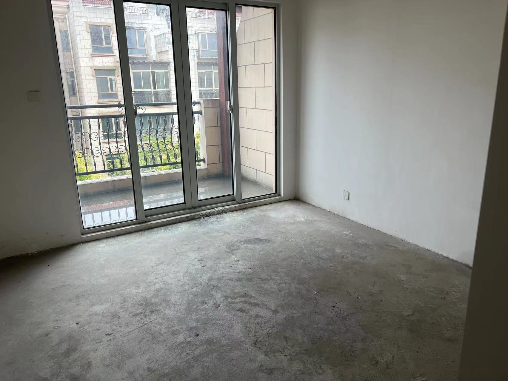 军山花园 4室2厅2卫 360.00m²
