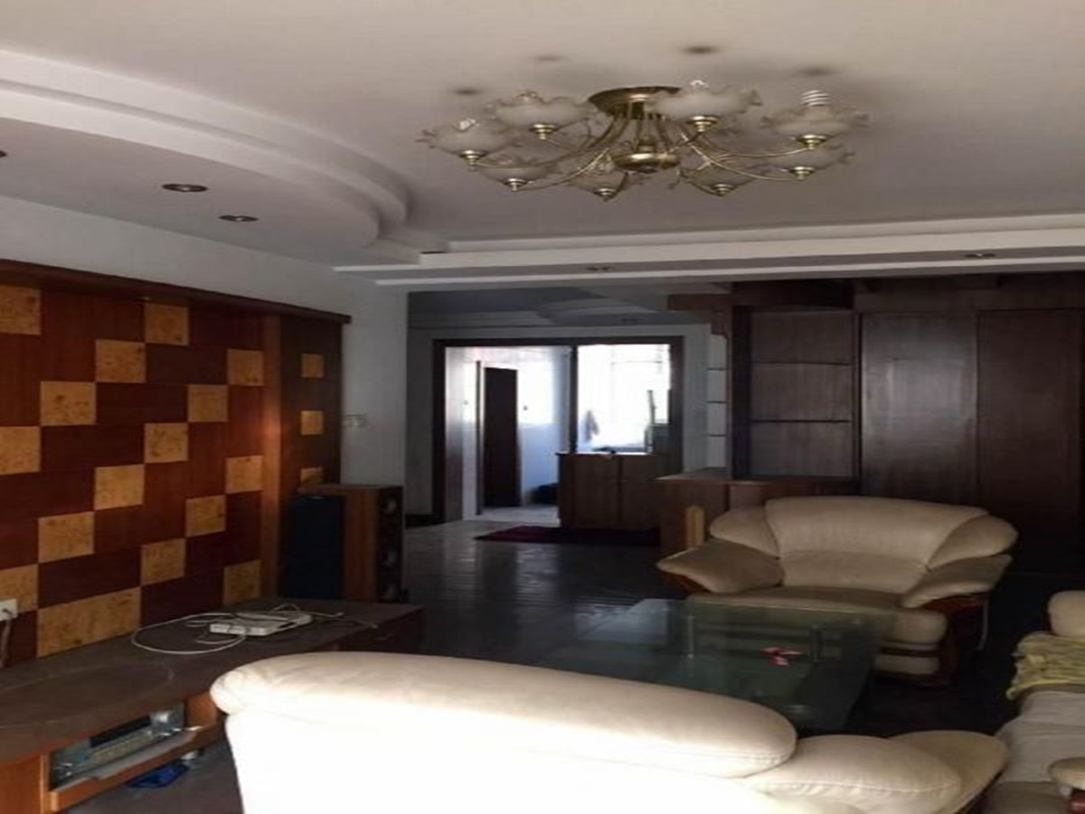 黎明花园 3室2厅1卫 130m&sup2;