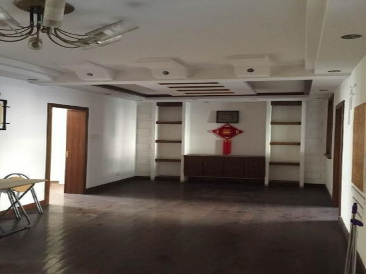 黎明花园 3室2厅1卫 130m&sup2;