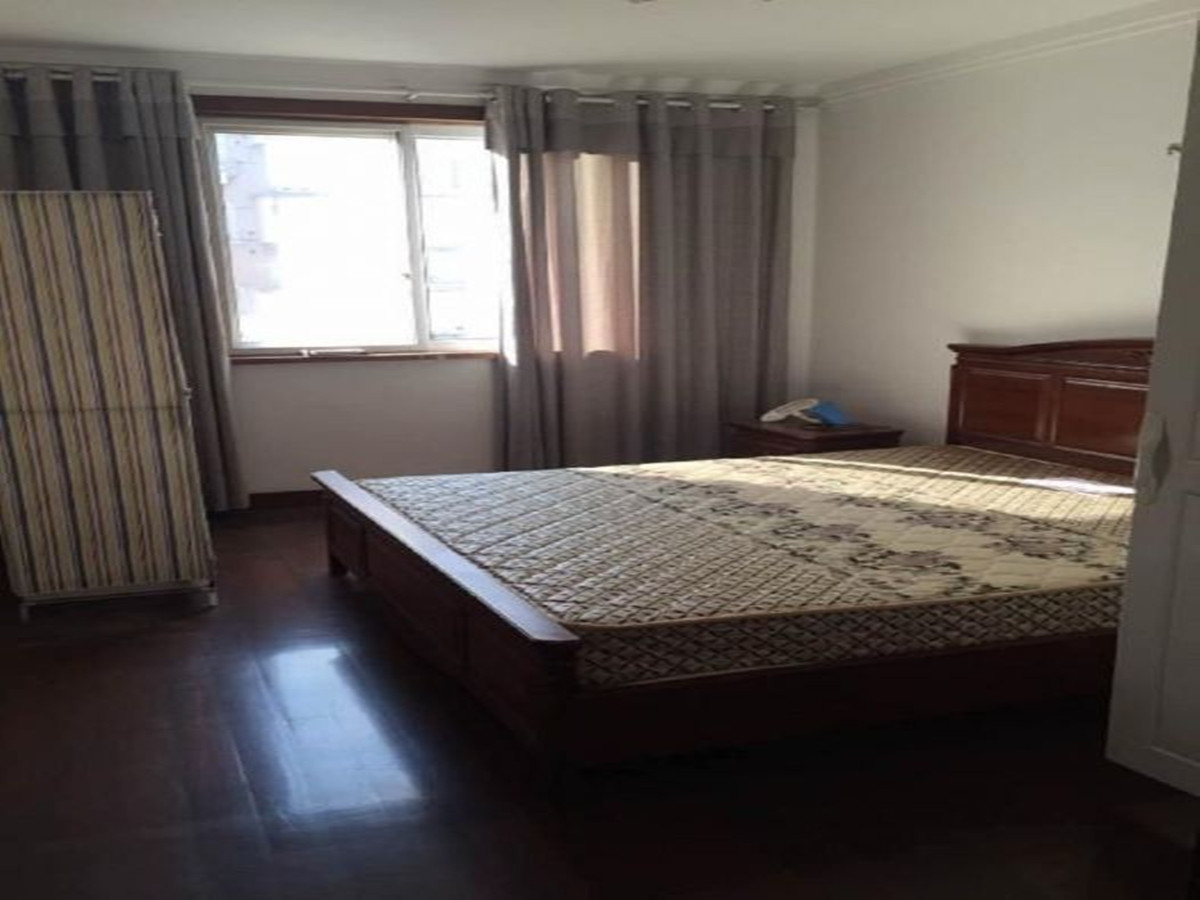 黎明花园 3室2厅1卫 130m&sup2;