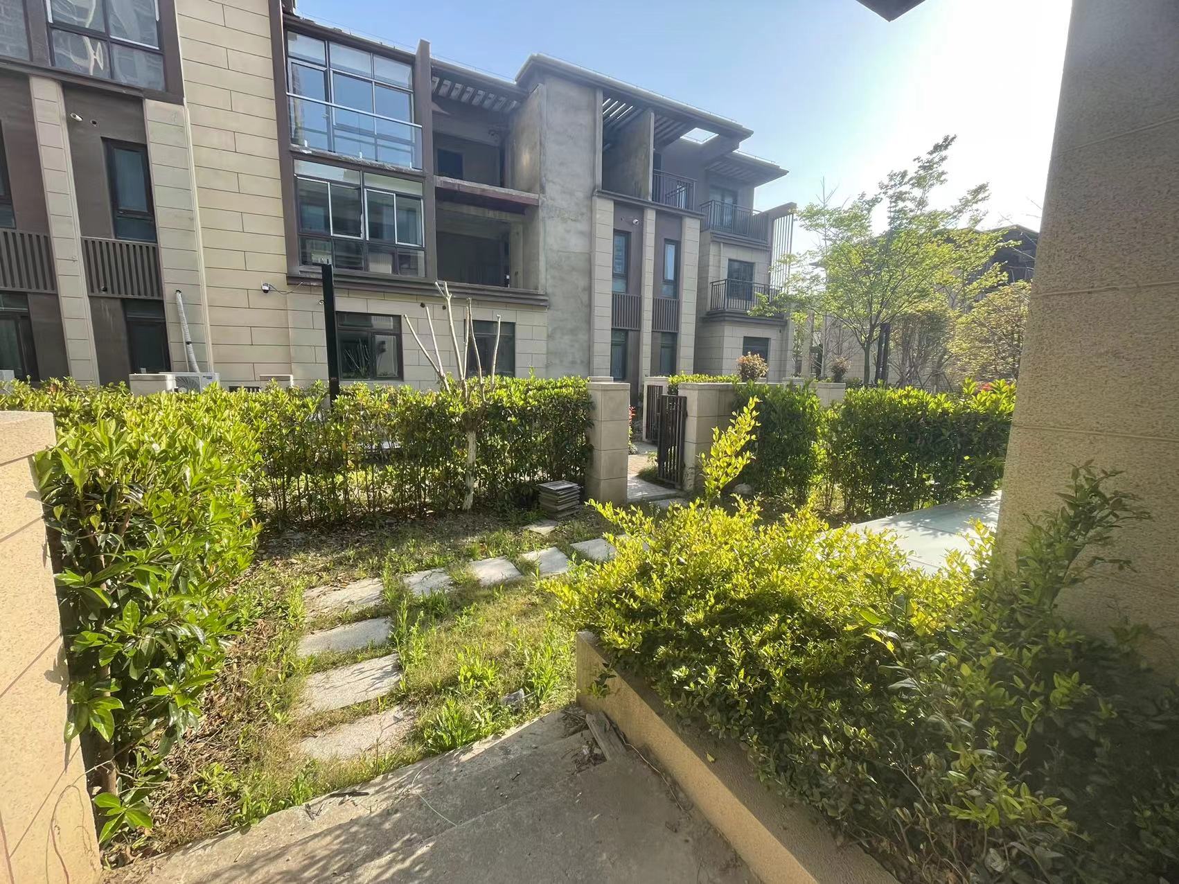 绿地新里城 4室2厅3卫 140m&sup2;