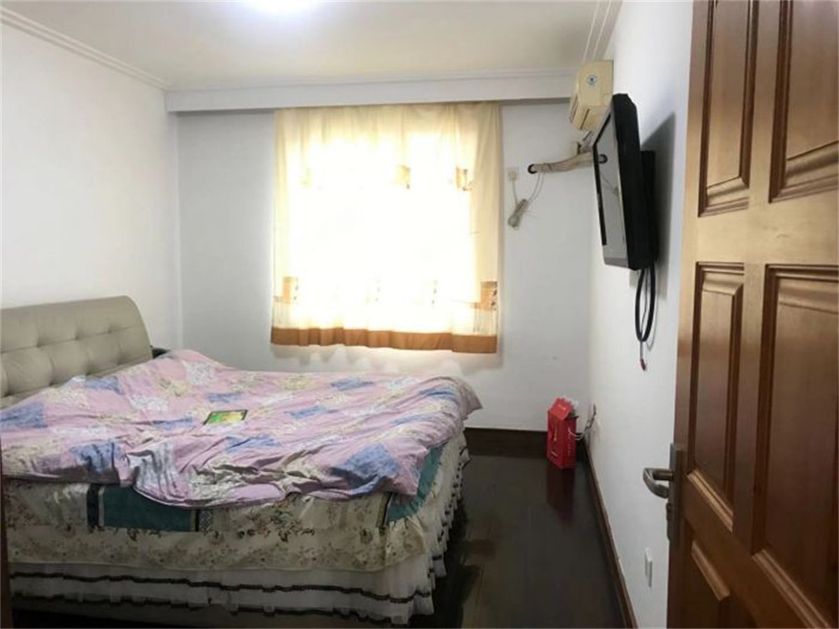 黎明花园 3室2厅2卫 140m&sup2;