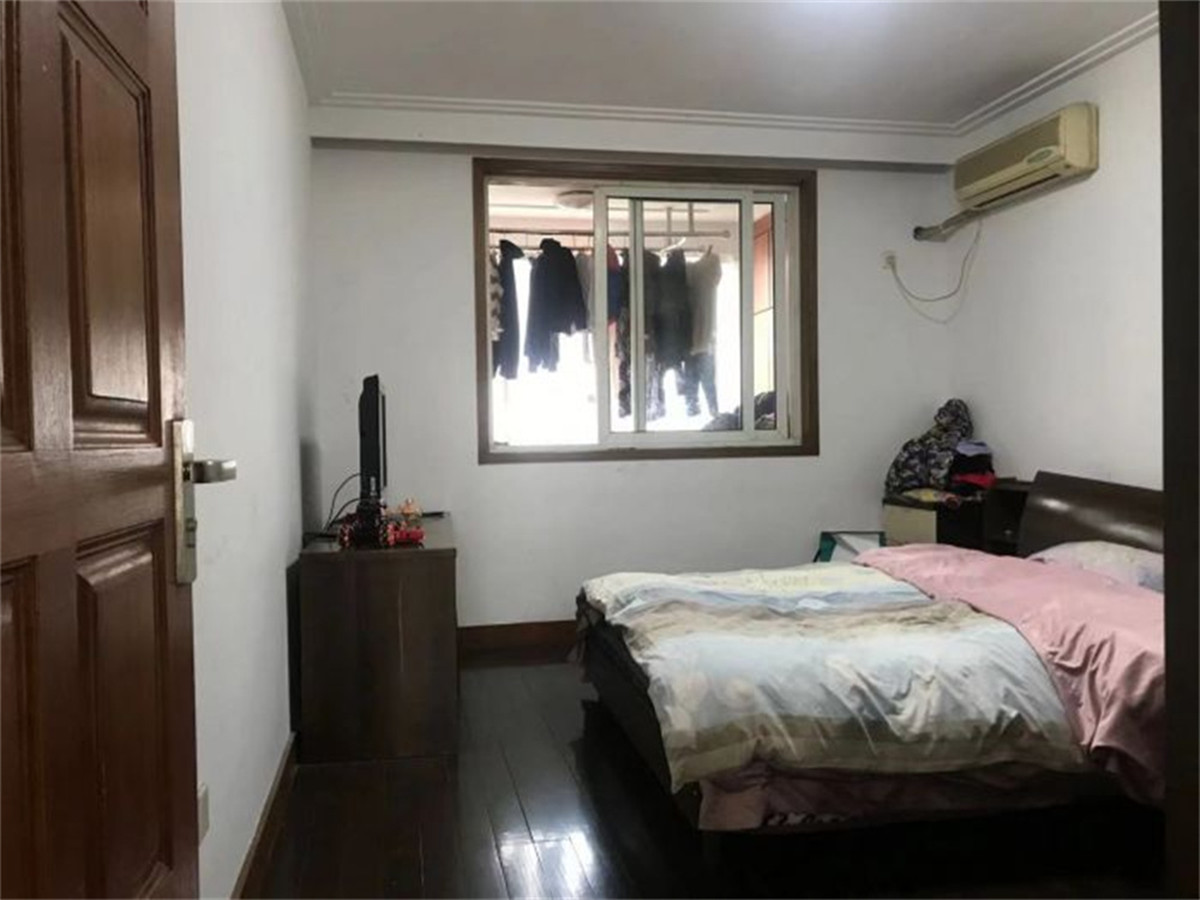 黎明花园 3室2厅2卫 140m&sup2;