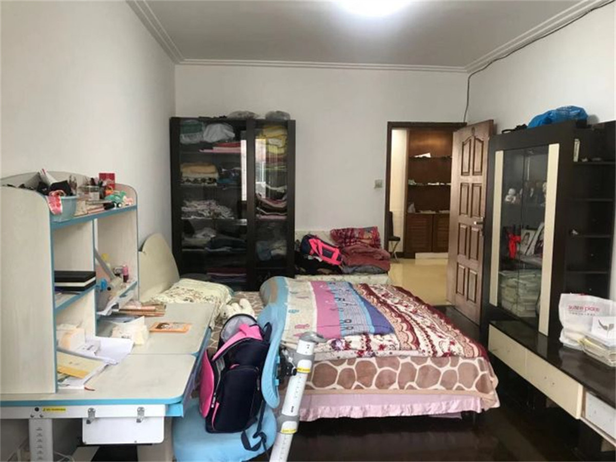 黎明花园 3室2厅2卫 140m&sup2;