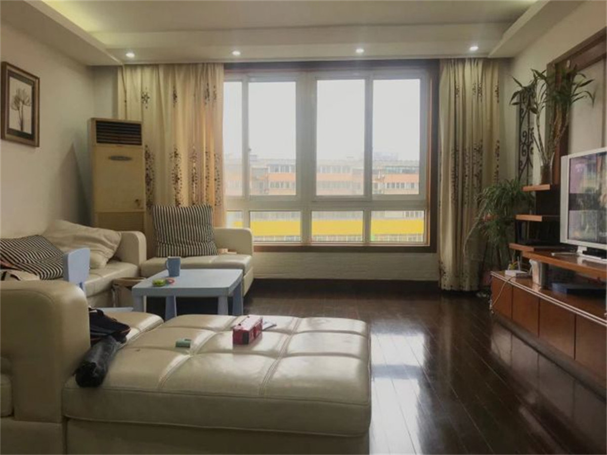 黎明花园 3室2厅2卫 140m&sup2;