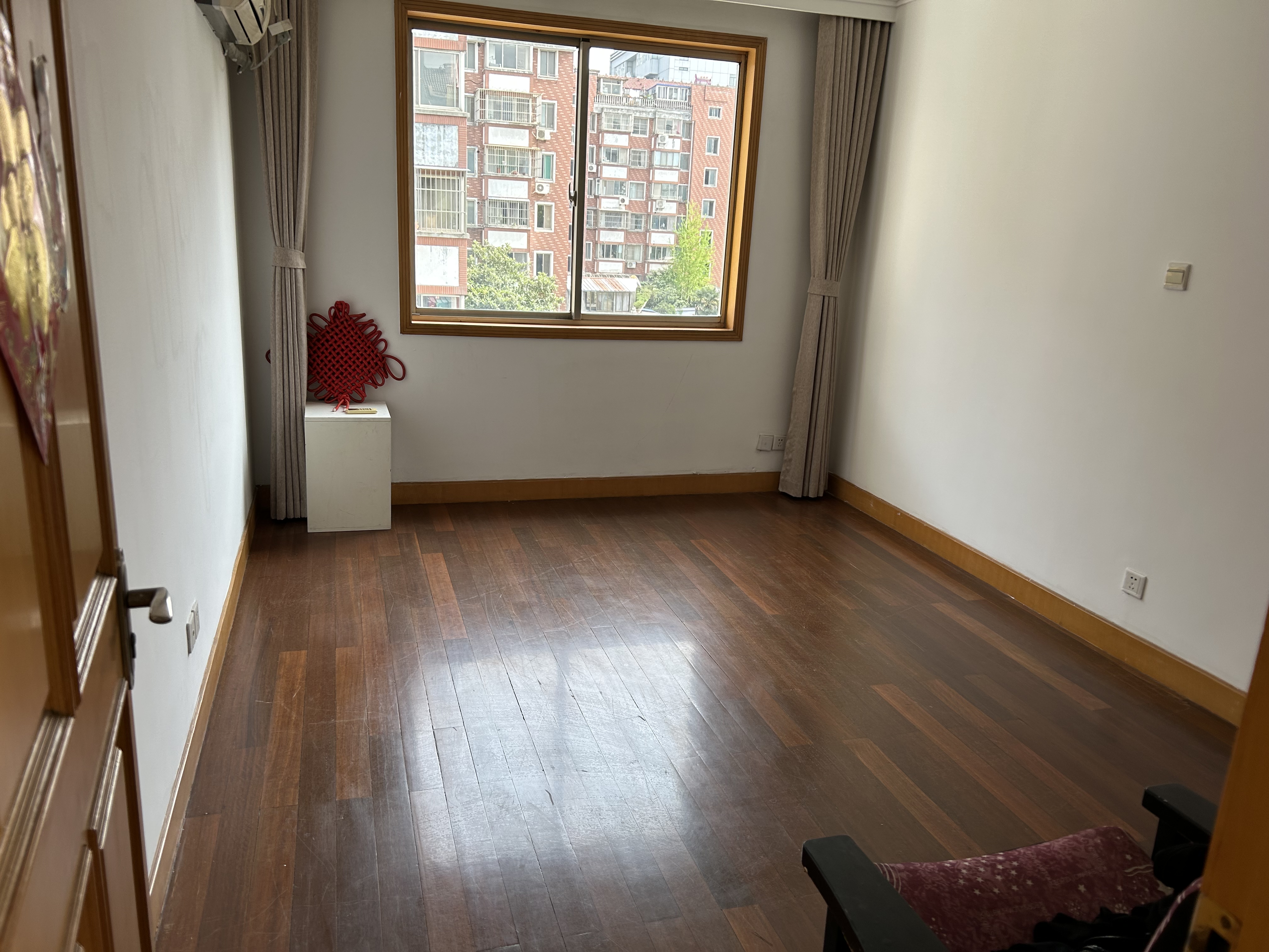 莲花苑 3室2厅1卫 125m&sup2;