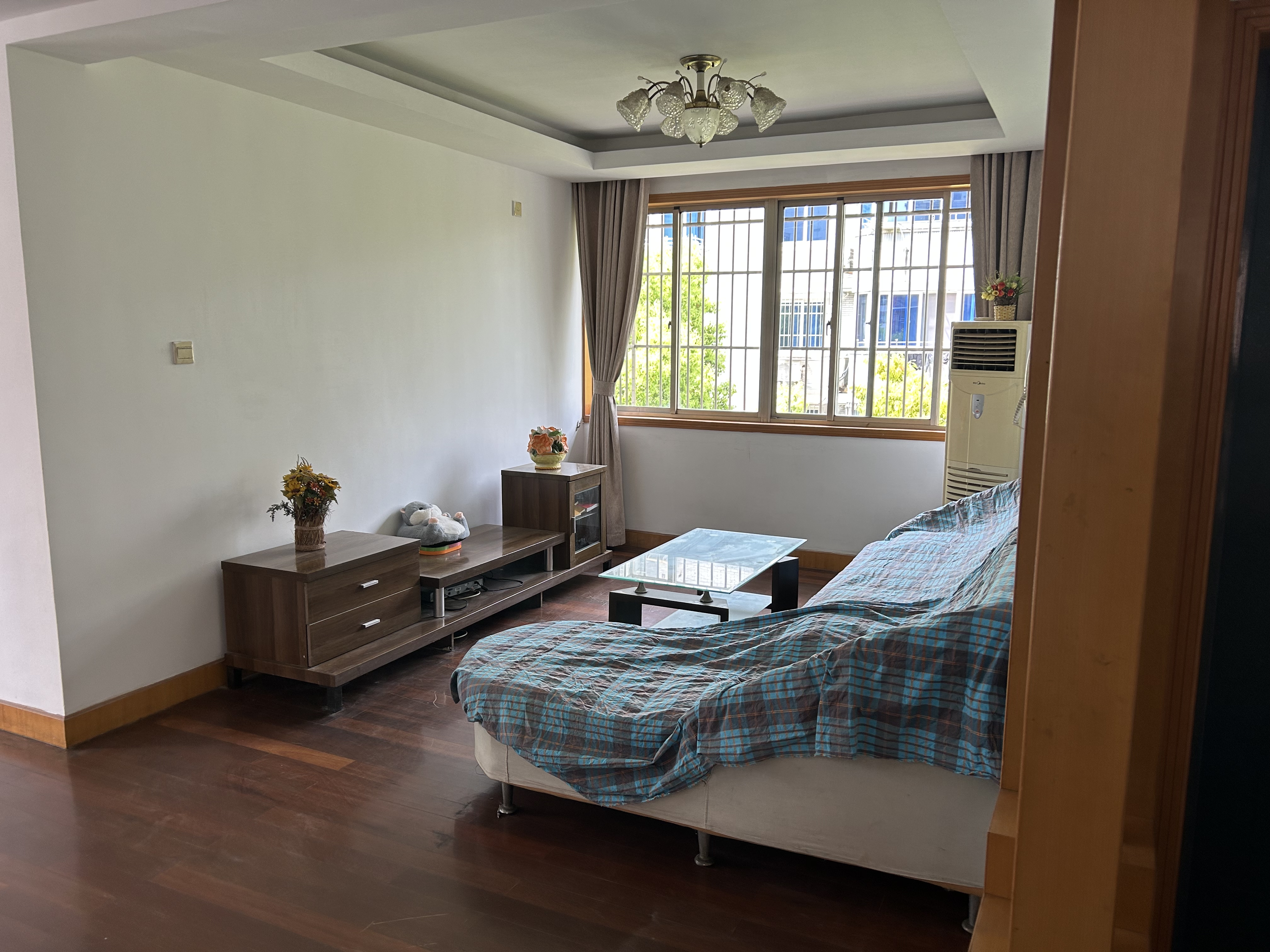 莲花苑 3室2厅1卫 125m&sup2;
