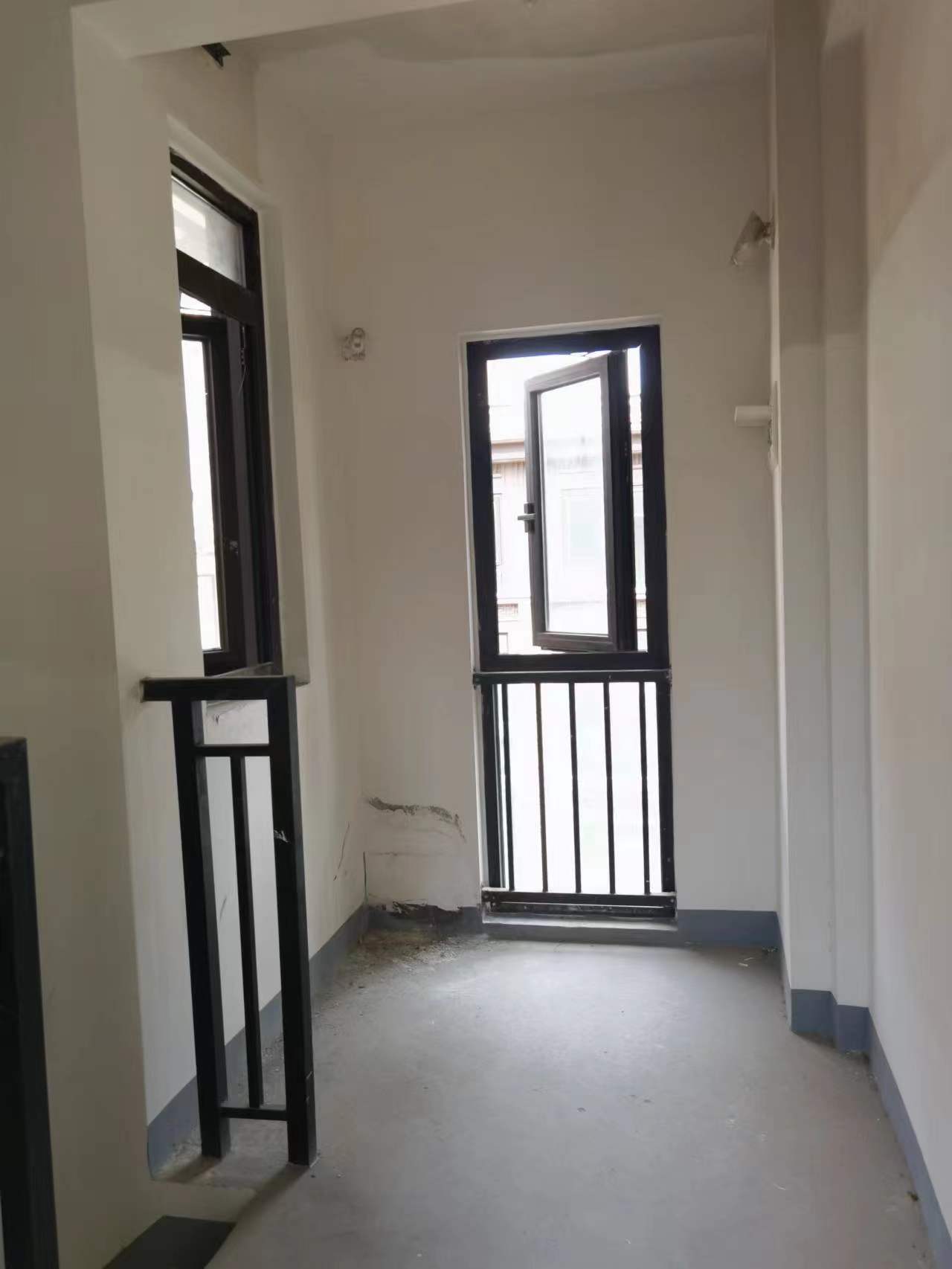 绿地新里城 4室2厅3卫 145.00m&sup2;