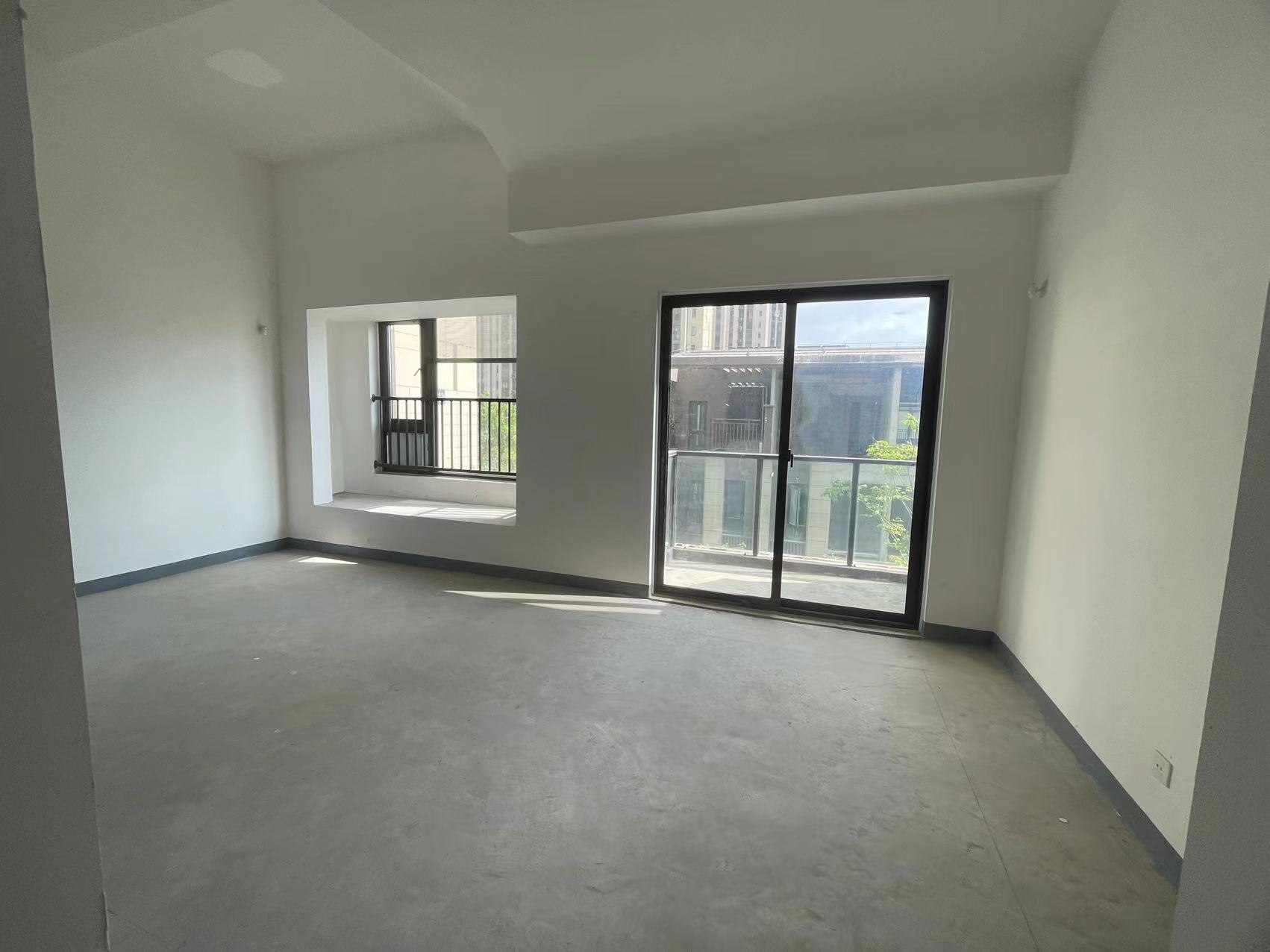 绿地新里城 4室2厅3卫 140m&sup2;