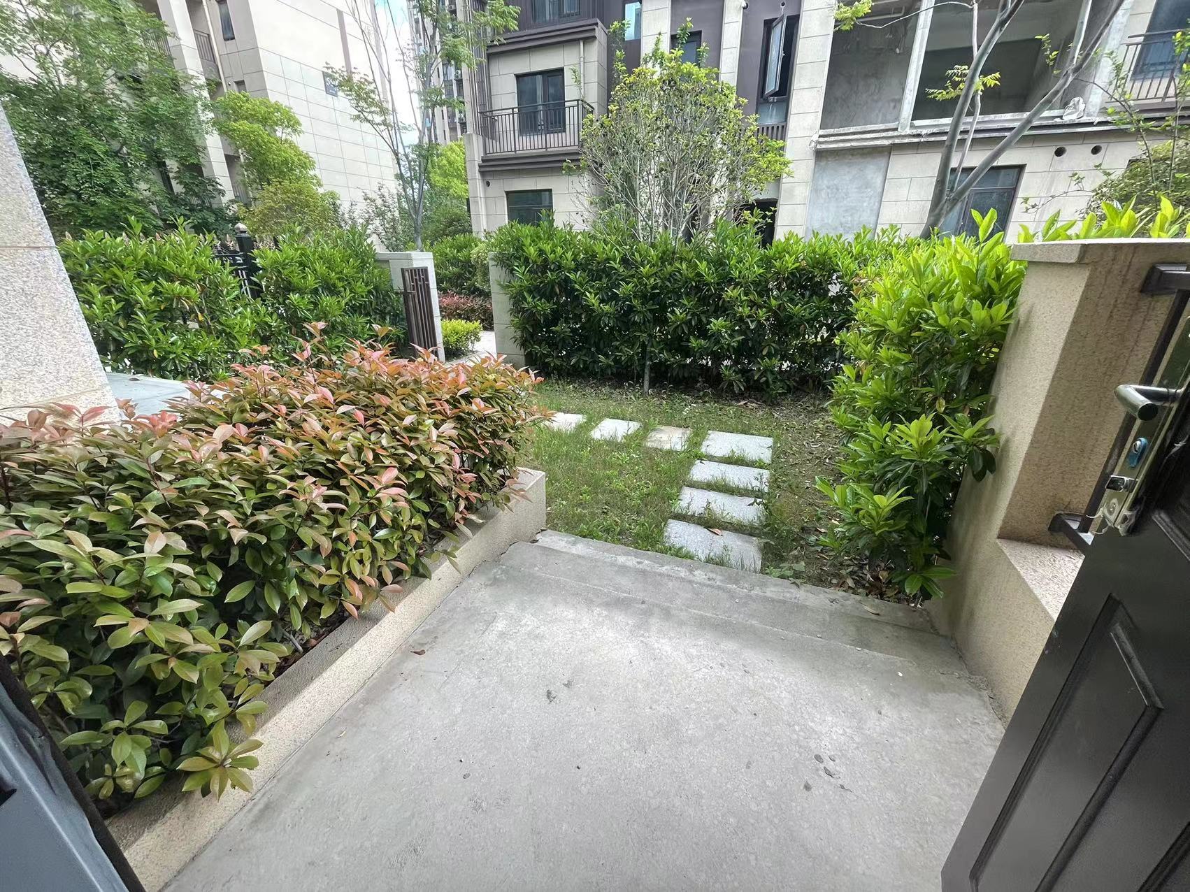 绿地新里城 4室2厅3卫 140m&sup2;