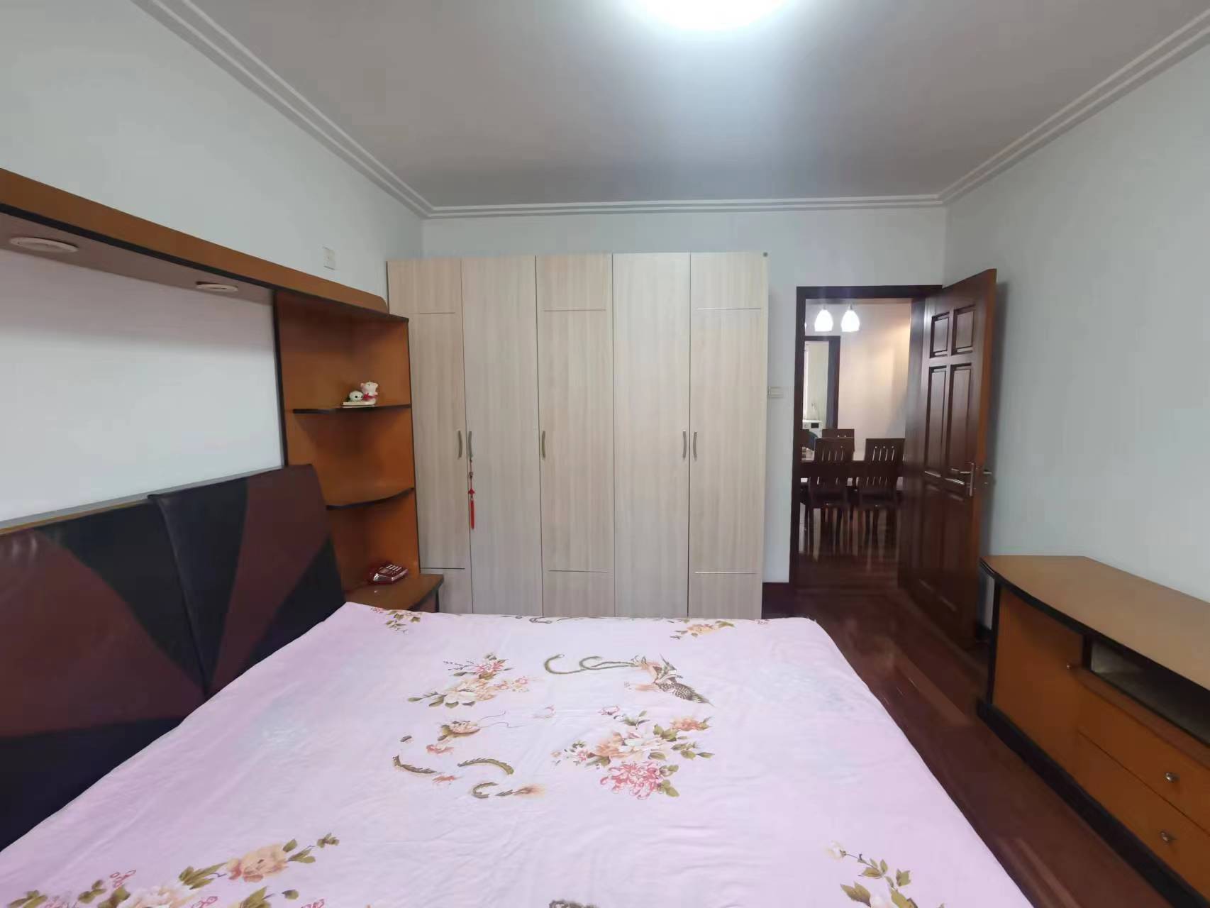 苏东花苑 3室2厅2卫 130m&sup2;
