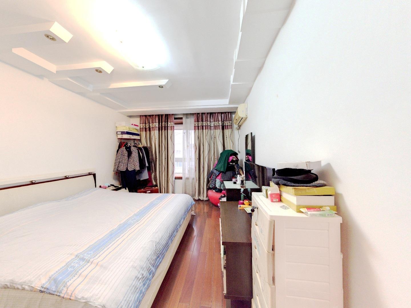 虹景园 3室2厅1卫 131m&sup2;