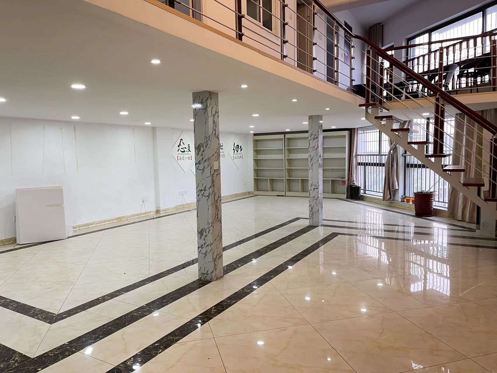 鸿运大厦 3室2厅2卫 141.00m&sup2;