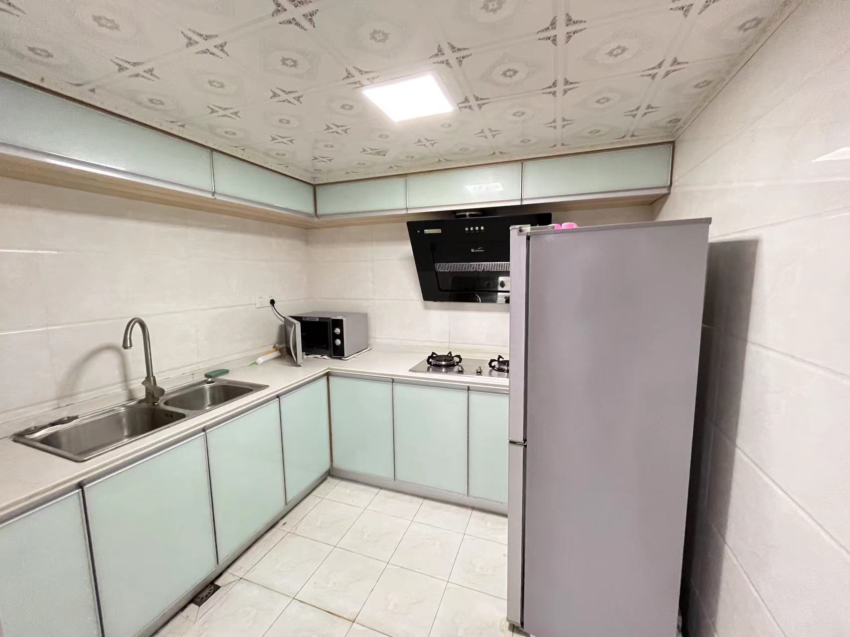 鸿运大厦 3室2厅2卫 141.00m&sup2;