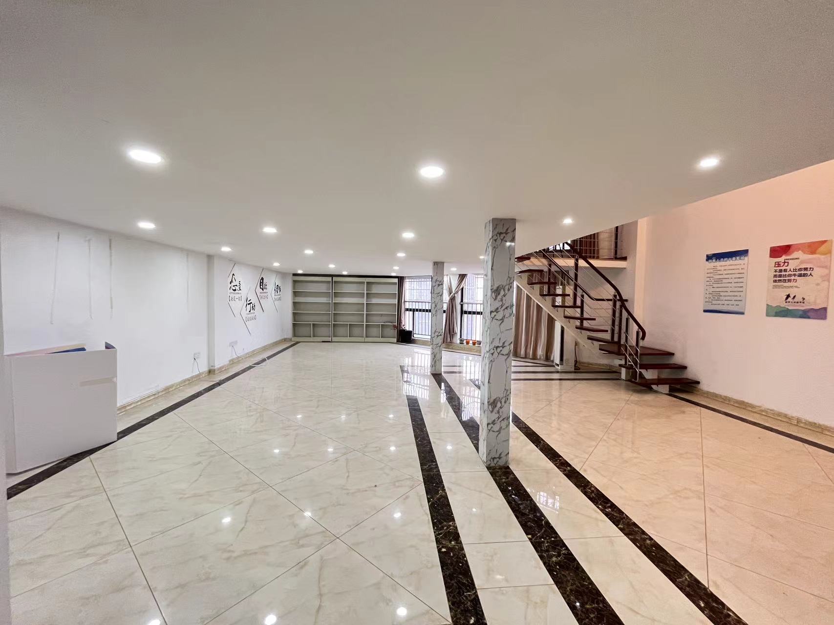 鸿运大厦 3室2厅2卫 141.00m&sup2;