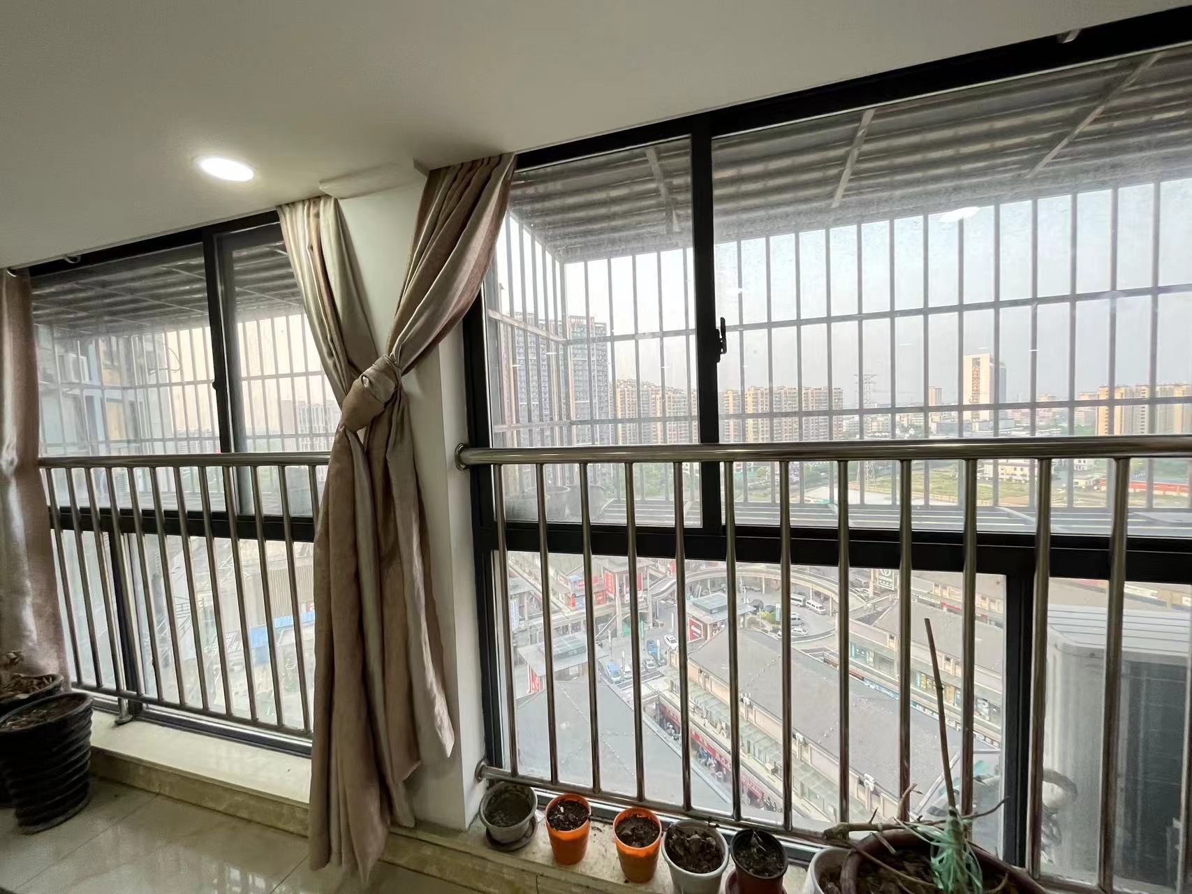 鸿运大厦 3室2厅2卫 141.00m&sup2;