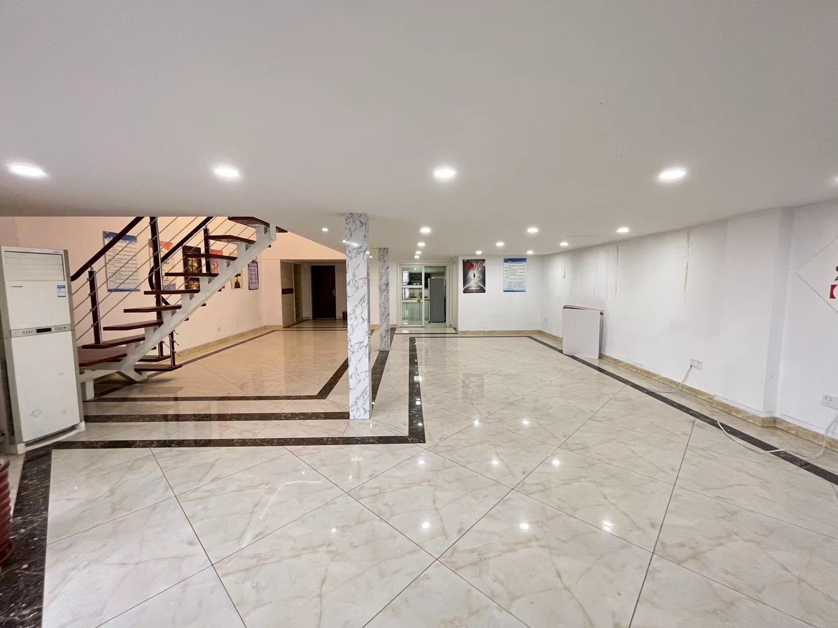 鸿运大厦 3室2厅2卫 141.00m&sup2;