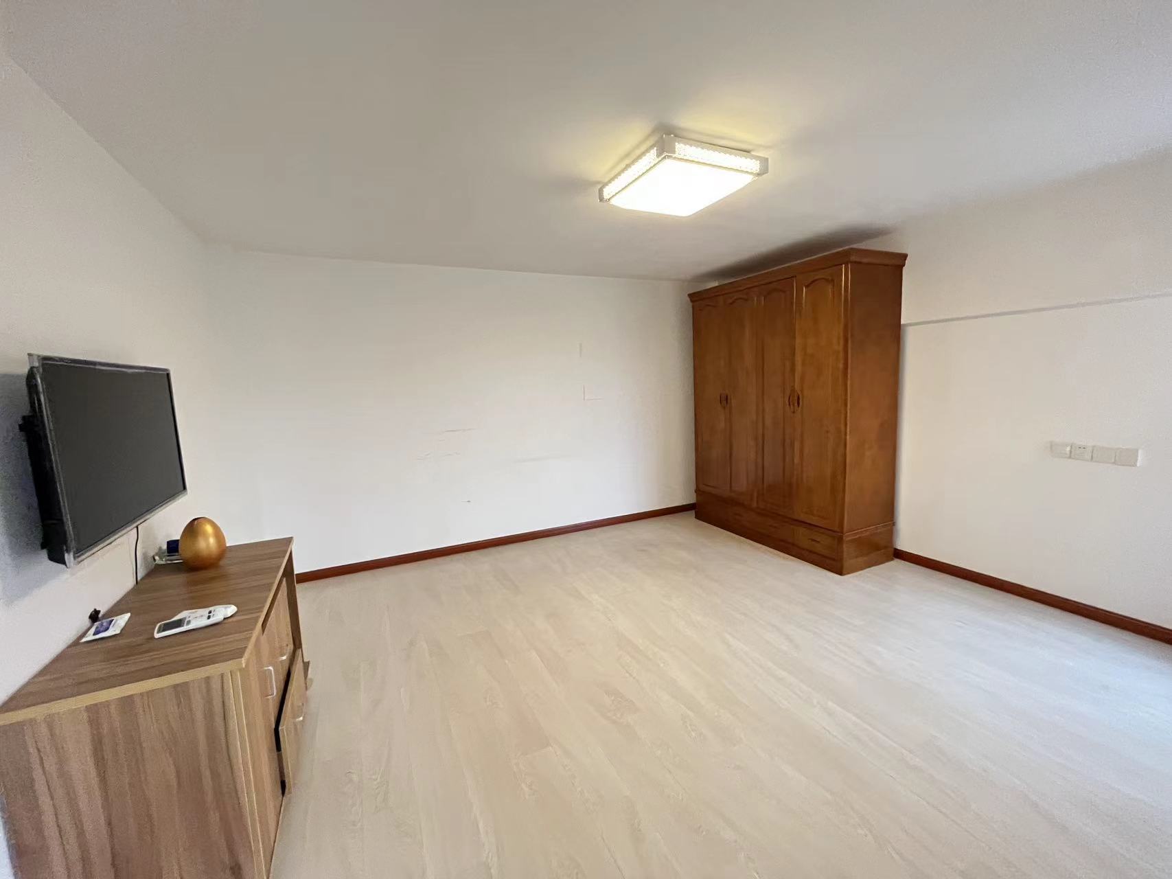 鸿运大厦 3室2厅2卫 141.00m&sup2;