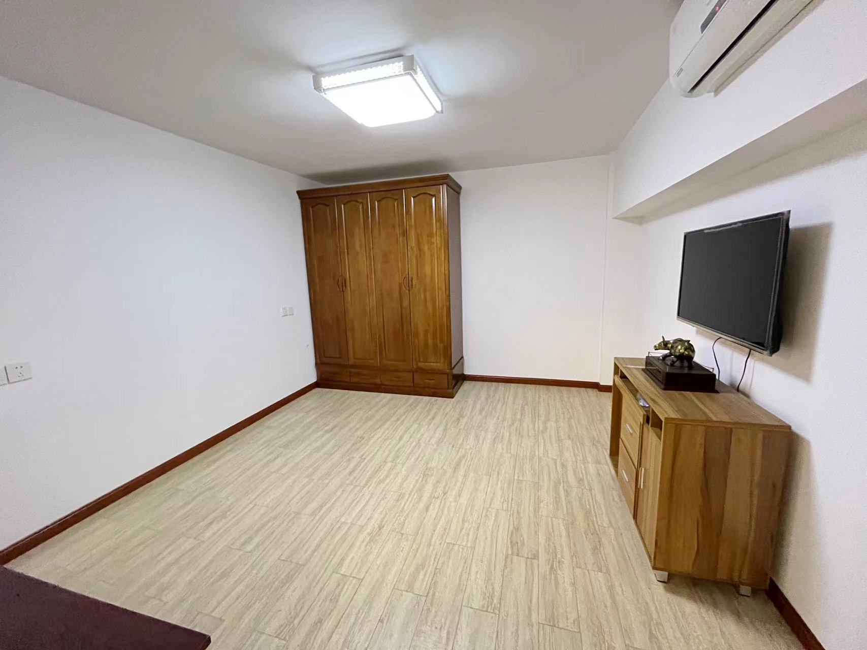 鸿运大厦 3室2厅2卫 141.00m&sup2;