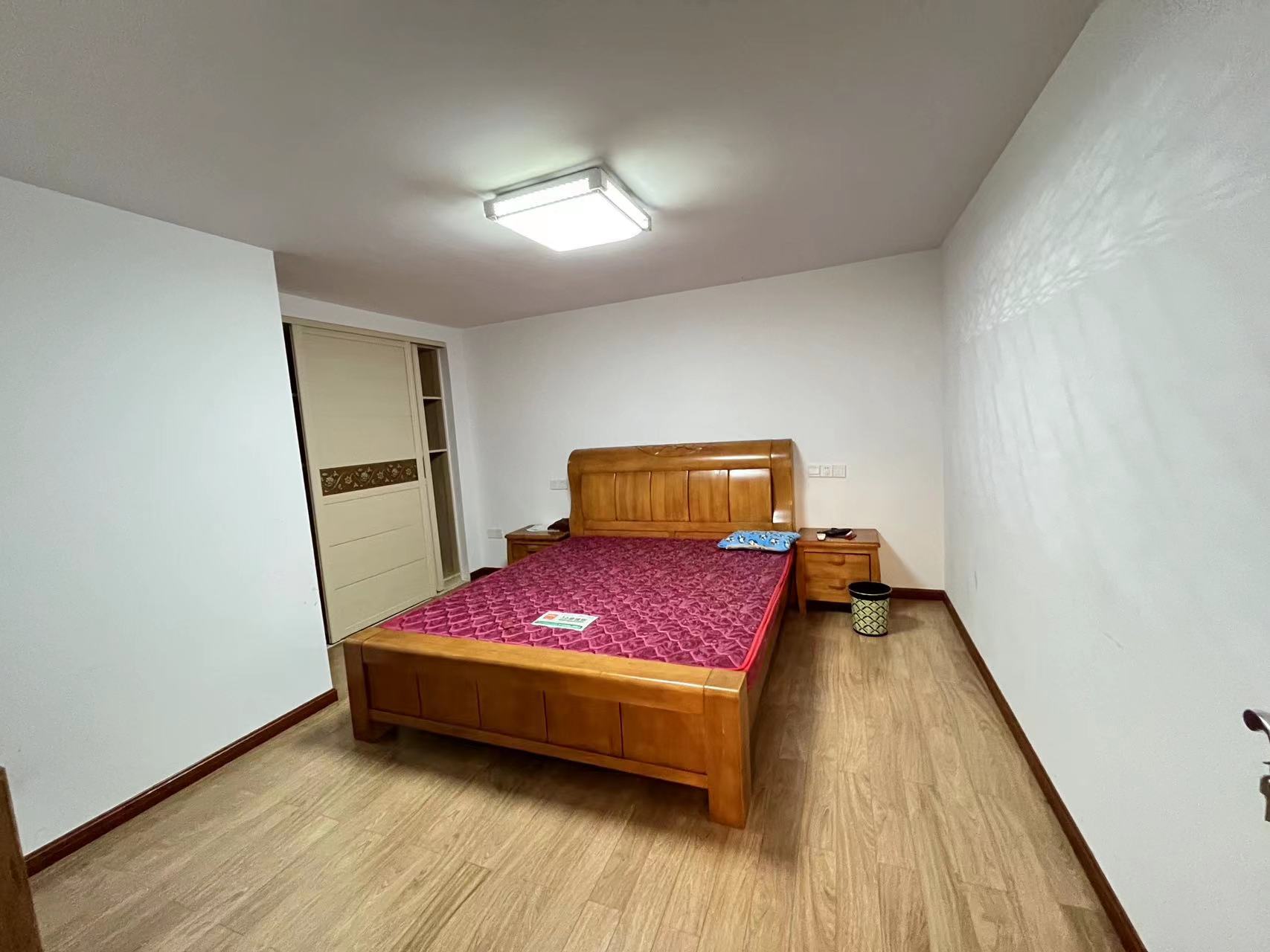 鸿运大厦 3室2厅2卫 141.00m&sup2;