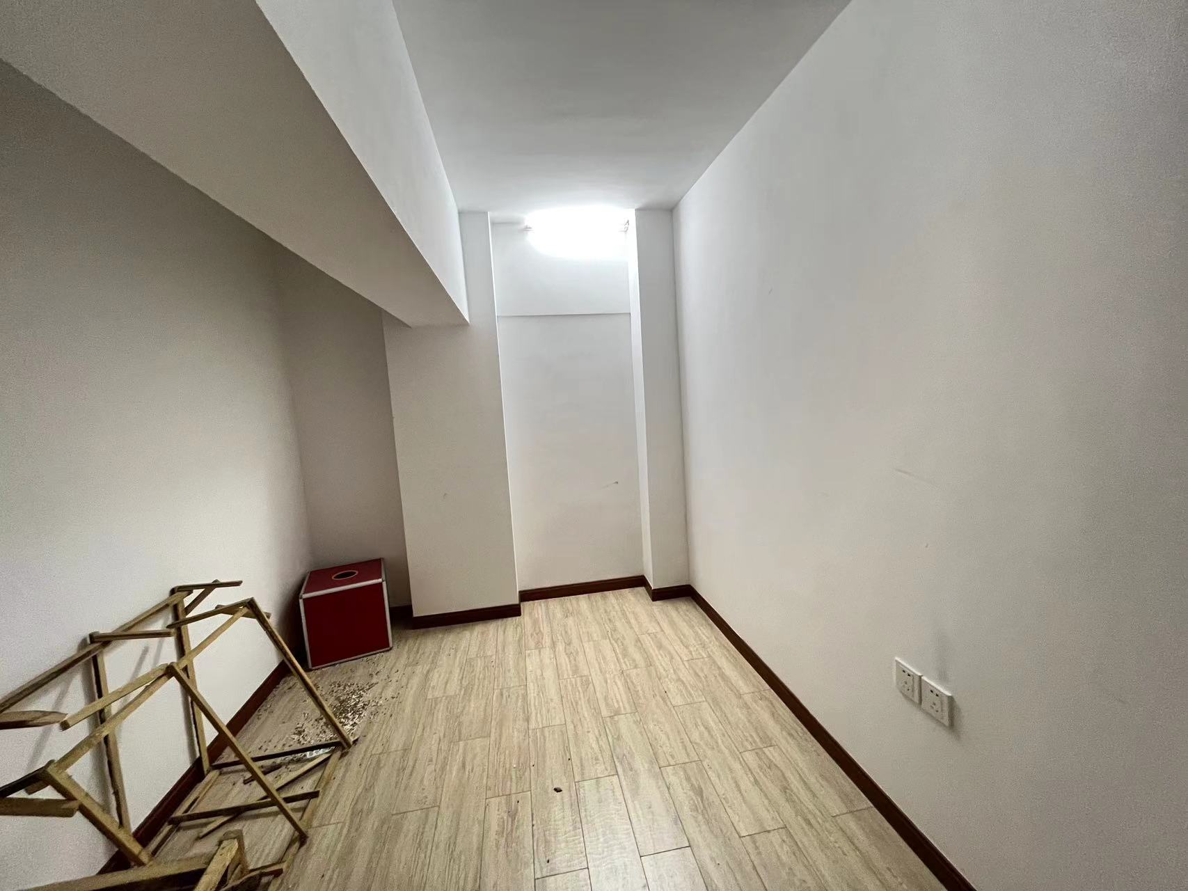 鸿运大厦 3室2厅2卫 141.00m&sup2;