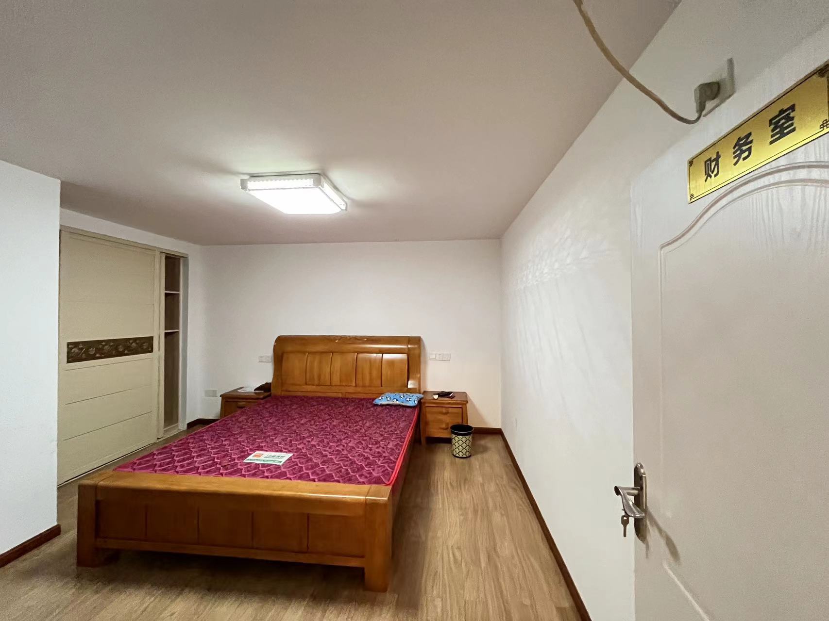 鸿运大厦 3室2厅2卫 141.00m&sup2;