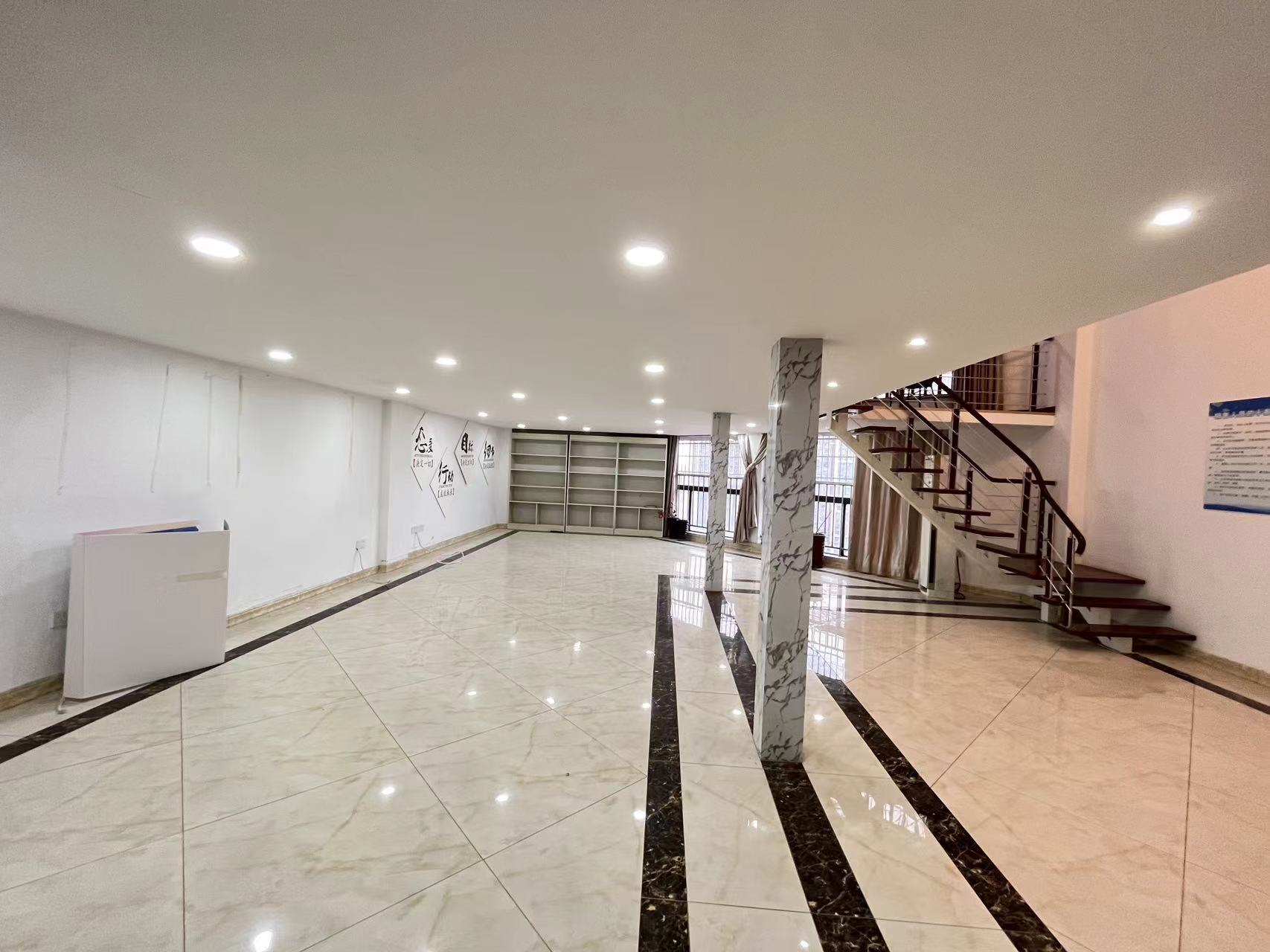 鸿运大厦 3室2厅2卫 141.00m&sup2;