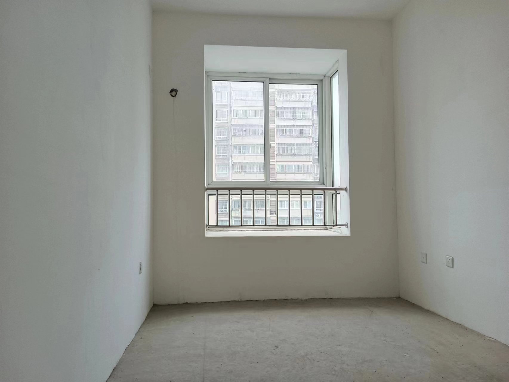 天霞苑 4室2厅2卫 136m&sup2;