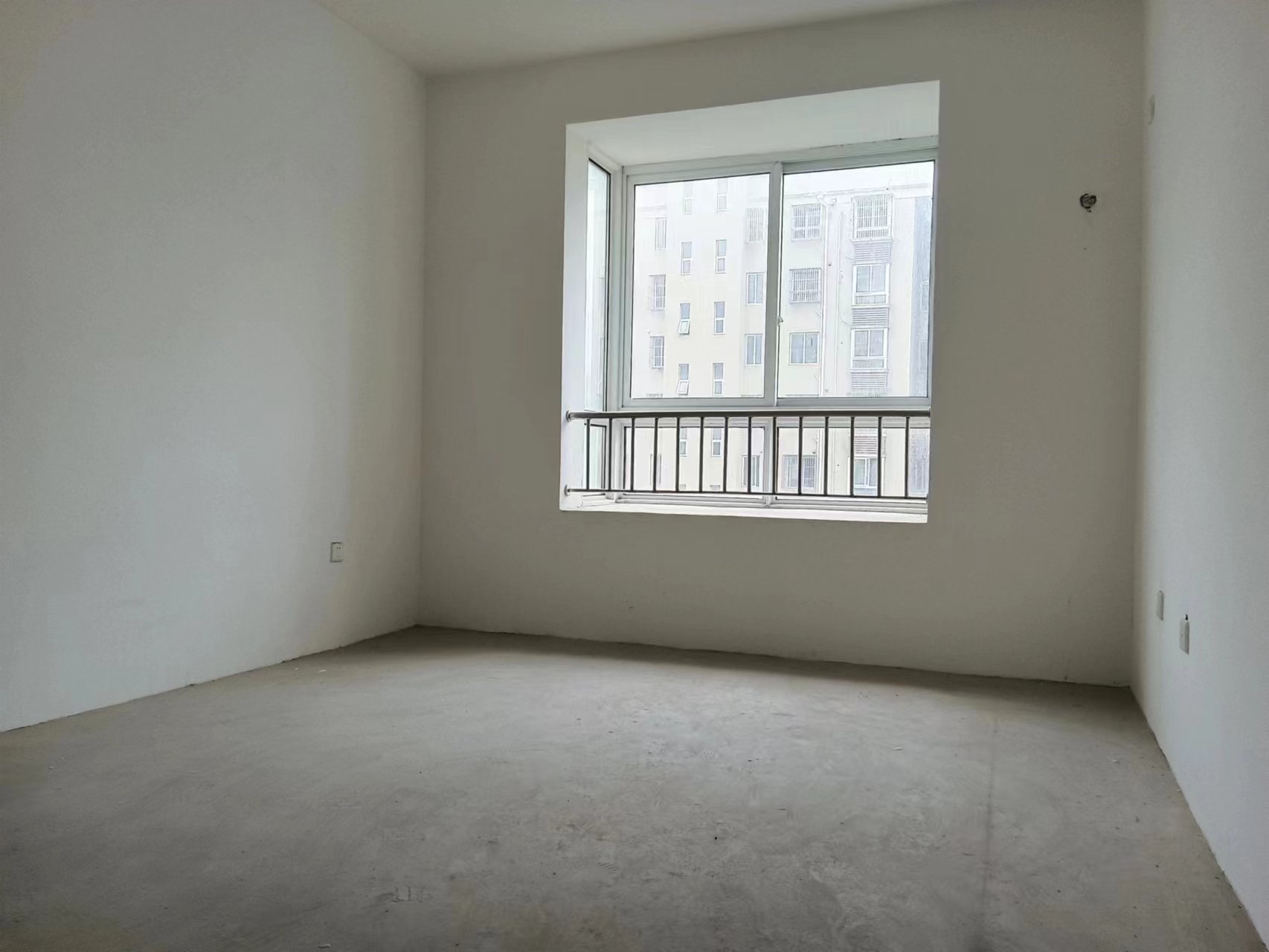 天霞苑 4室2厅2卫 136m&sup2;