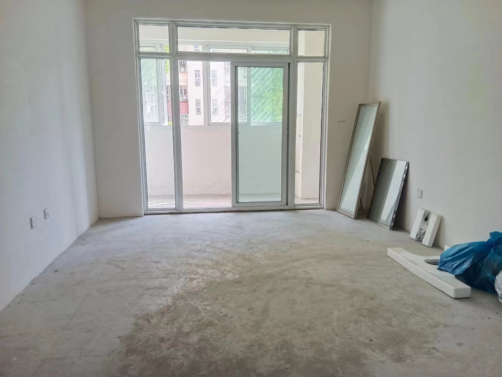 天霞苑 3室2厅2卫 131.8m&sup2;