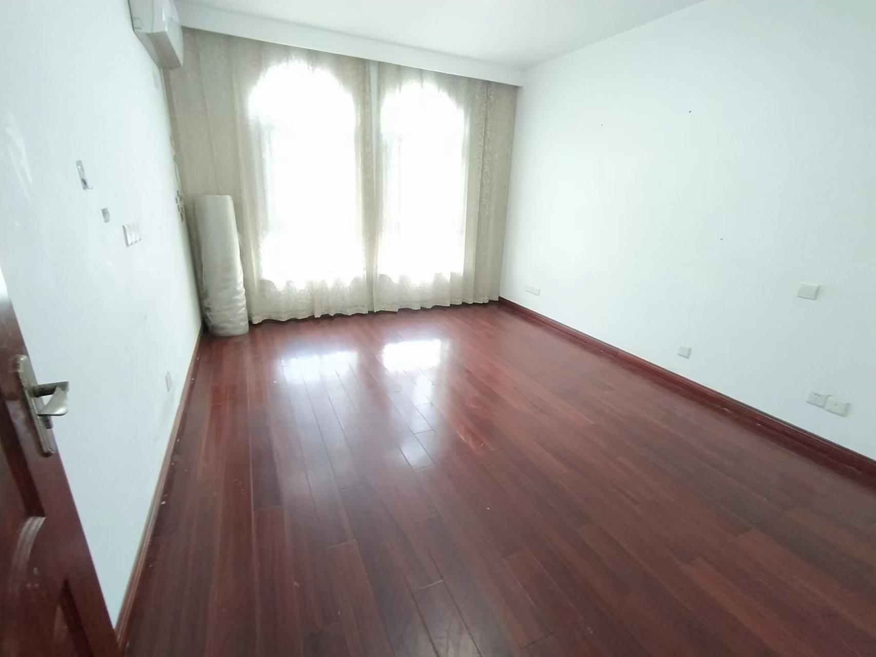 高迪晶城 3室2厅2卫 158m&sup2;