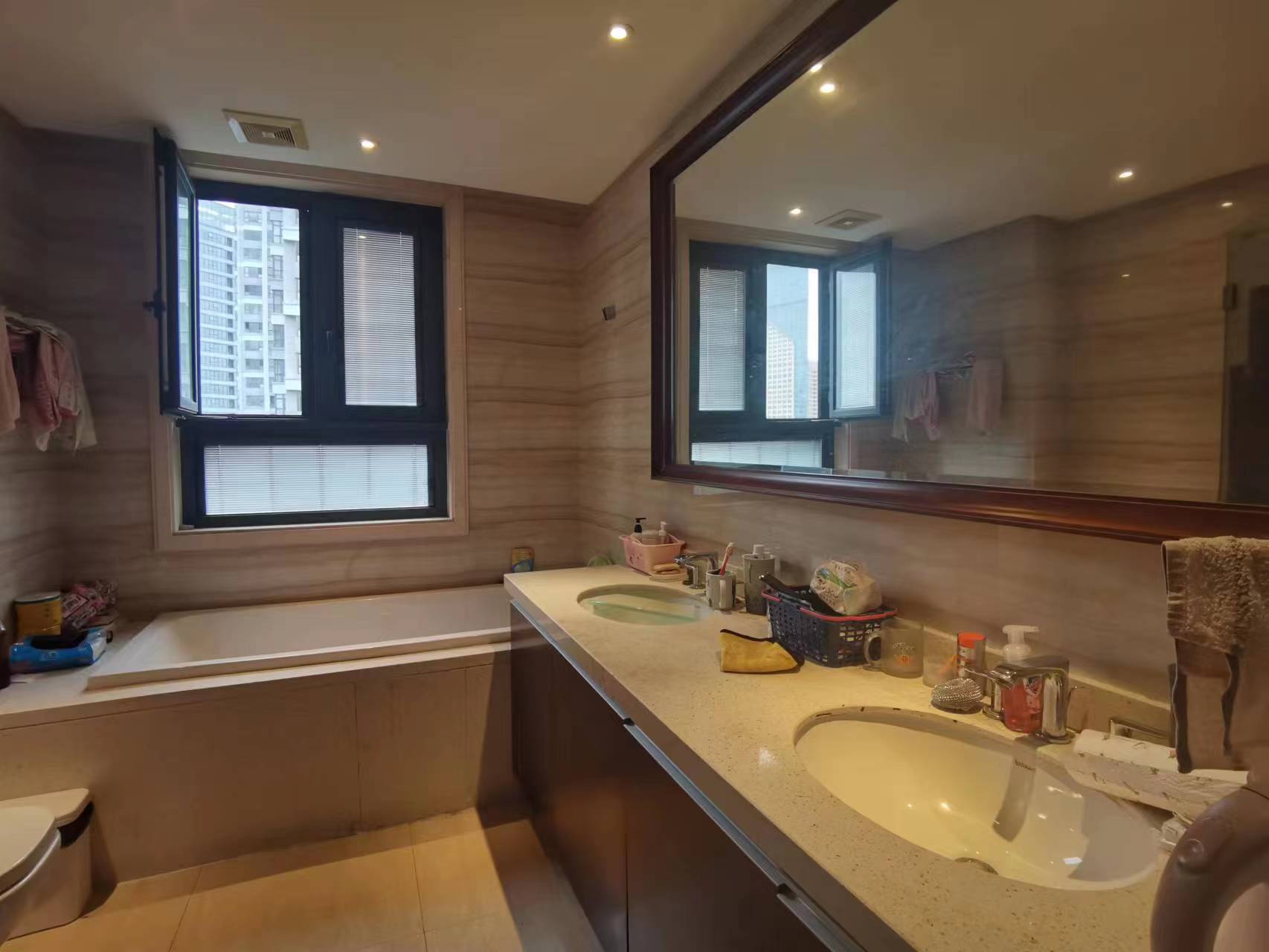 圆融广场公馆 3室2厅2卫 186.00m&sup2;