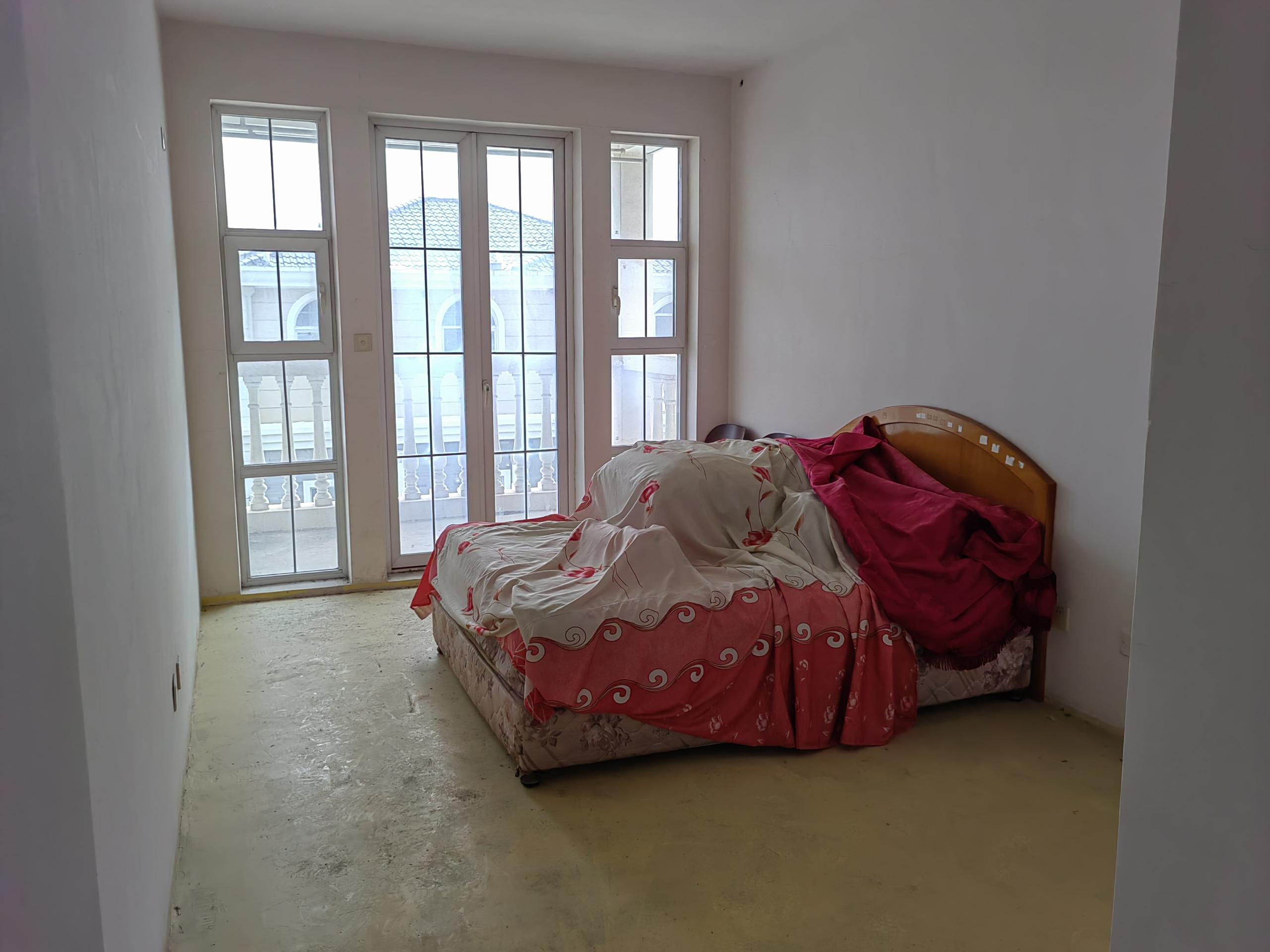 东郊庄园 5室2厅3卫 390m&sup2;
