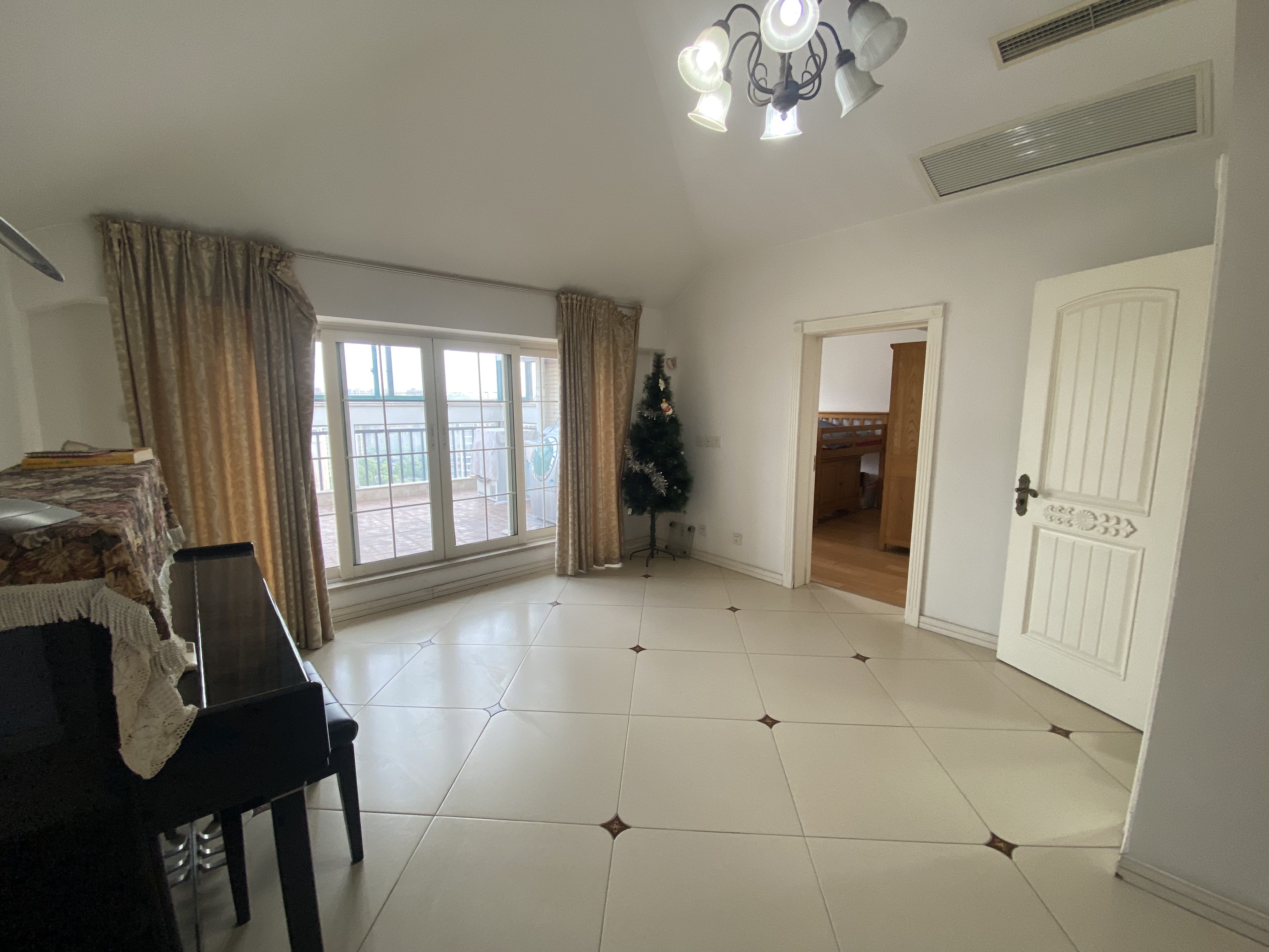 新城小区 5室3厅2卫 208.00m&sup2;