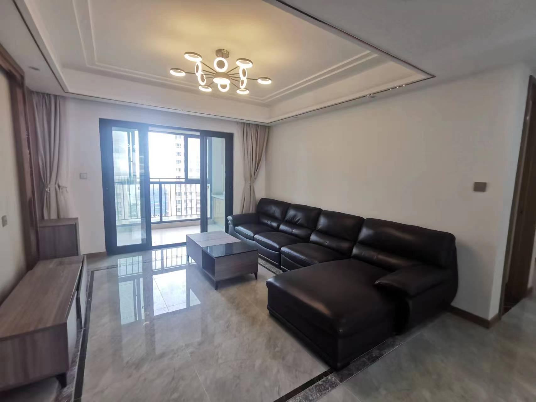 中南世纪花城三期 4室2厅2卫 144m²
