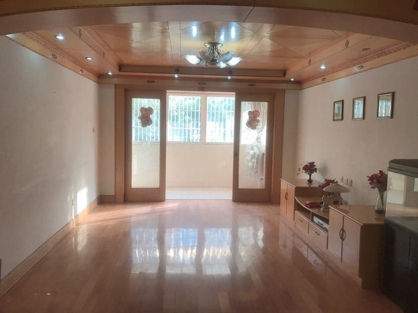 黎明花园 3室2厅1卫 135m&sup2;