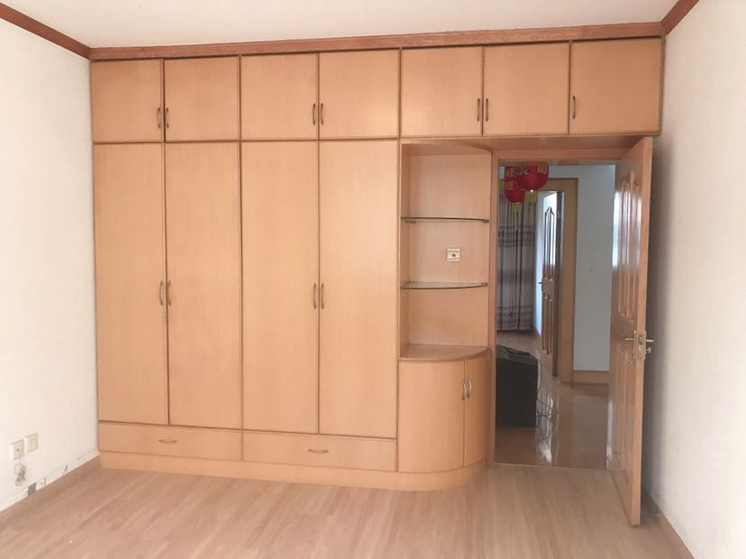 黎明花园 3室2厅1卫 135m&sup2;