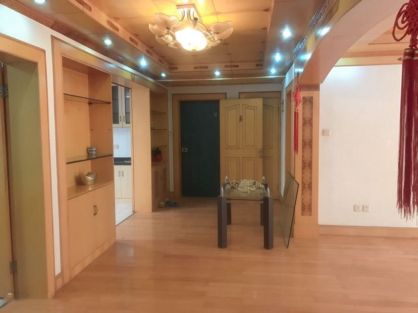 黎明花园 3室2厅1卫 135m&sup2;