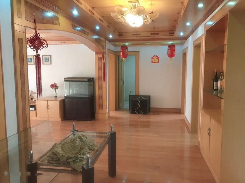 黎明花园 3室2厅1卫 135m&sup2;