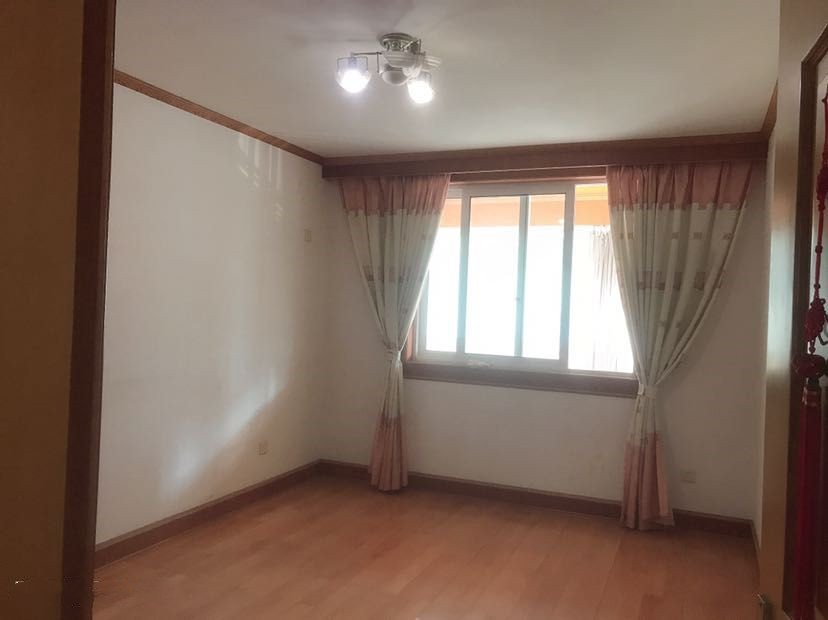 黎明花园 3室2厅1卫 135m&sup2;