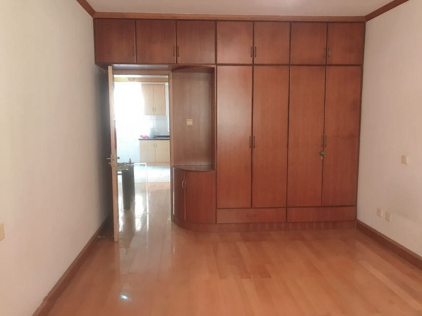 黎明花园 3室2厅1卫 135m&sup2;