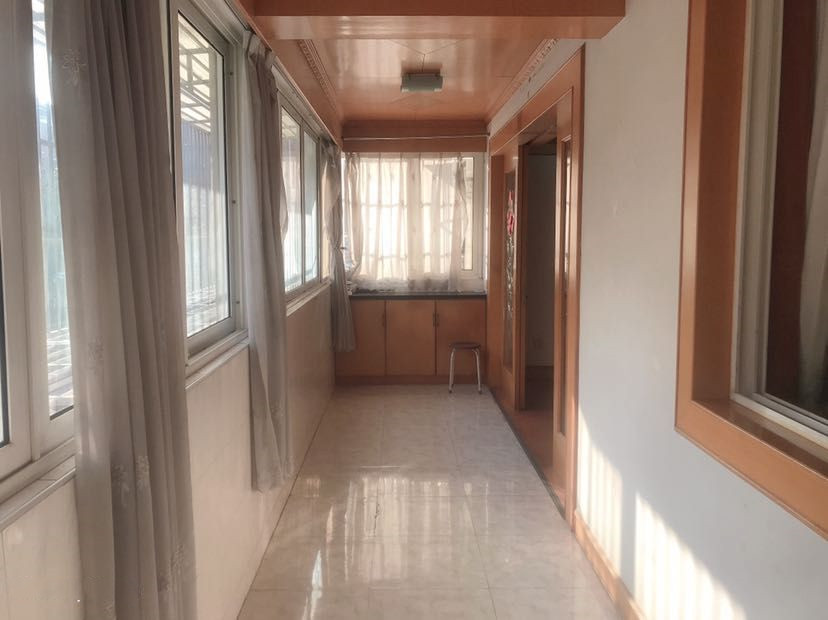 黎明花园 3室2厅1卫 135m&sup2;
