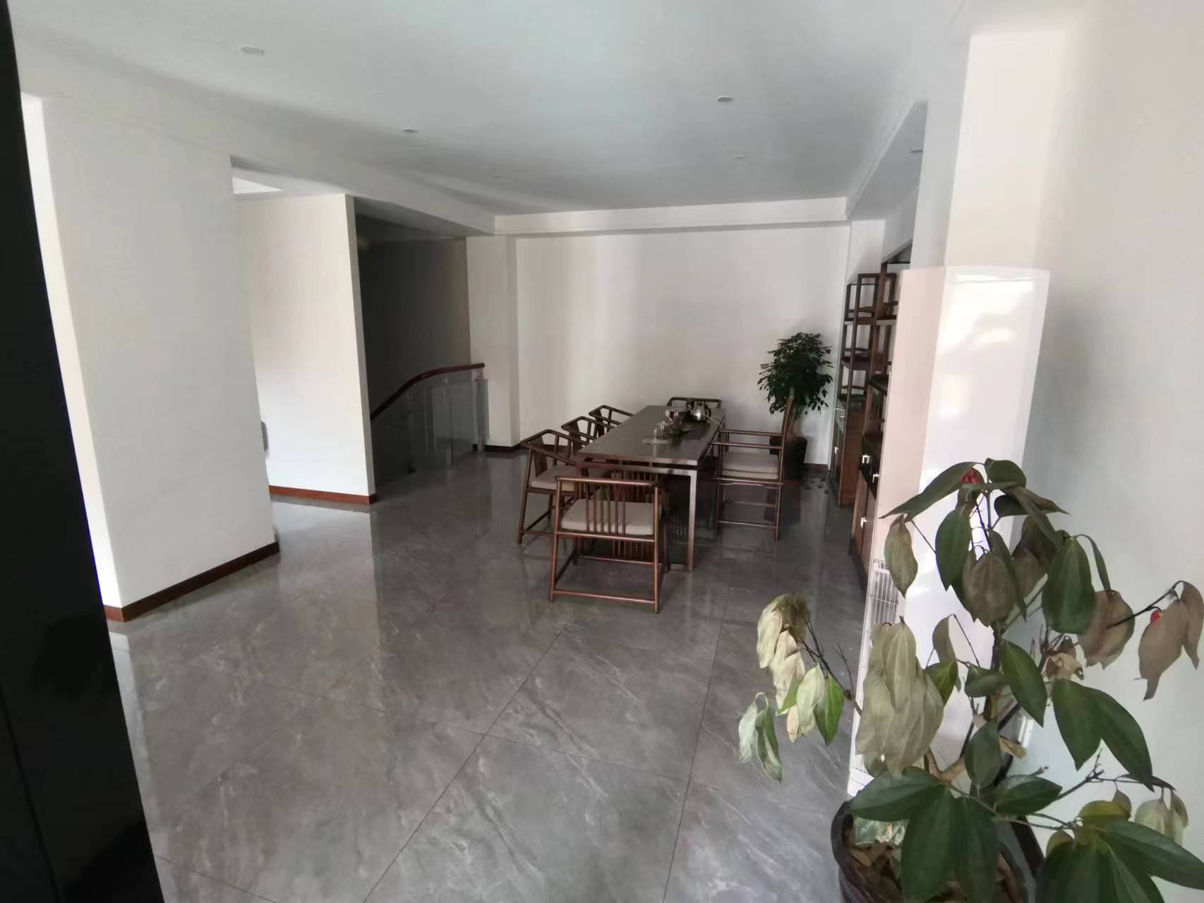 华中园 1室1厅1卫 232.86m²