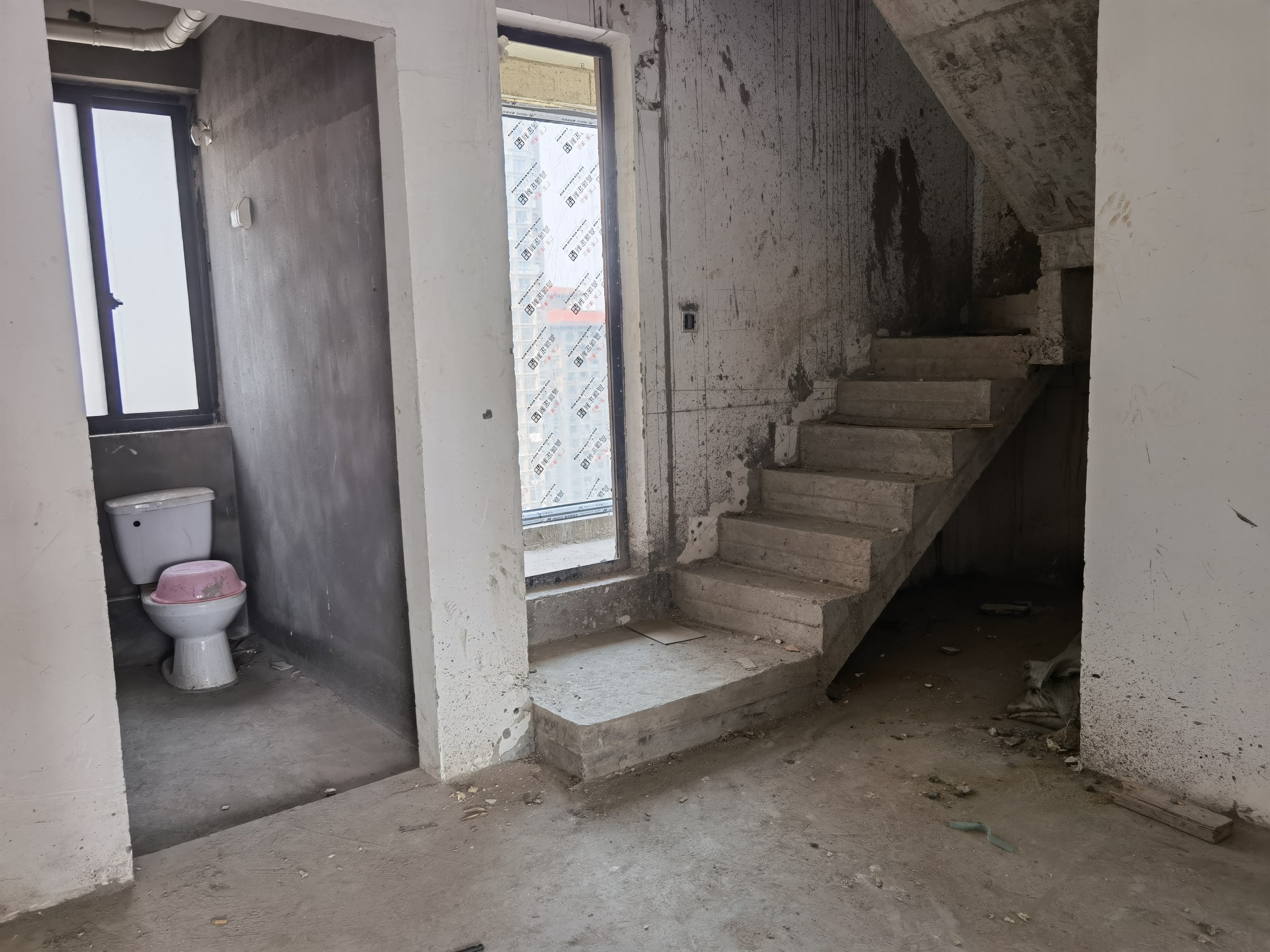 中港翡翠城 4室2厅2卫 217m²