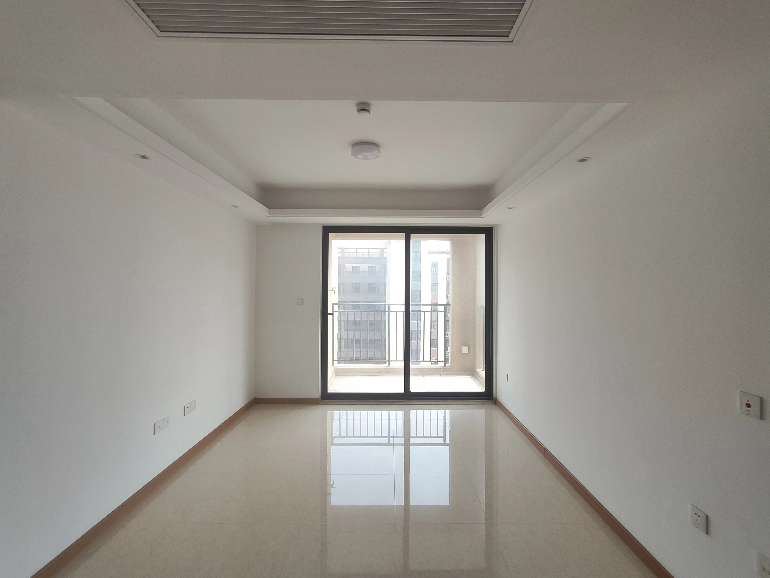 绿地新里城 3室2厅1卫 95m&sup2;