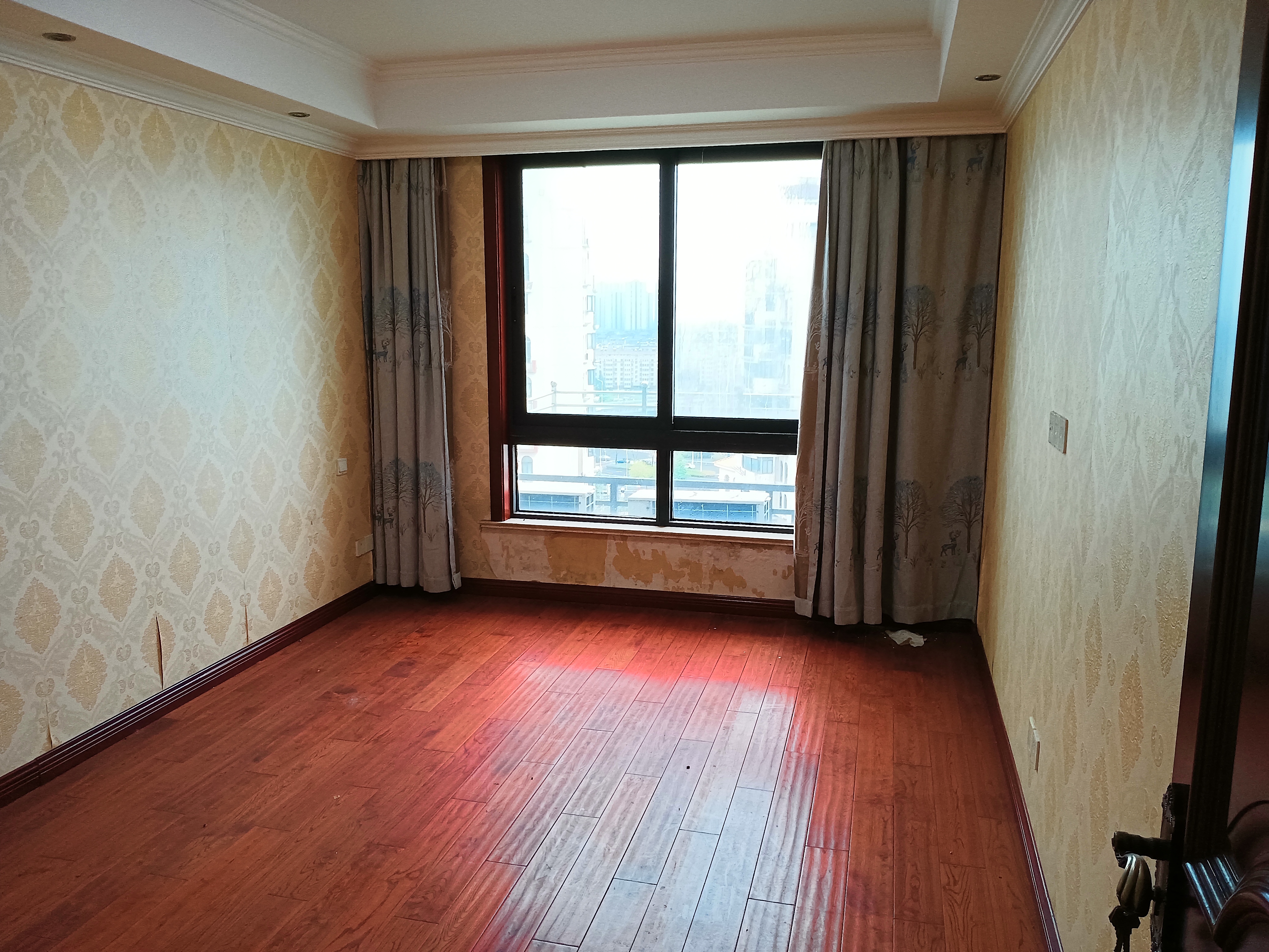 高迪晶城 3室2厅1卫 155m&sup2;