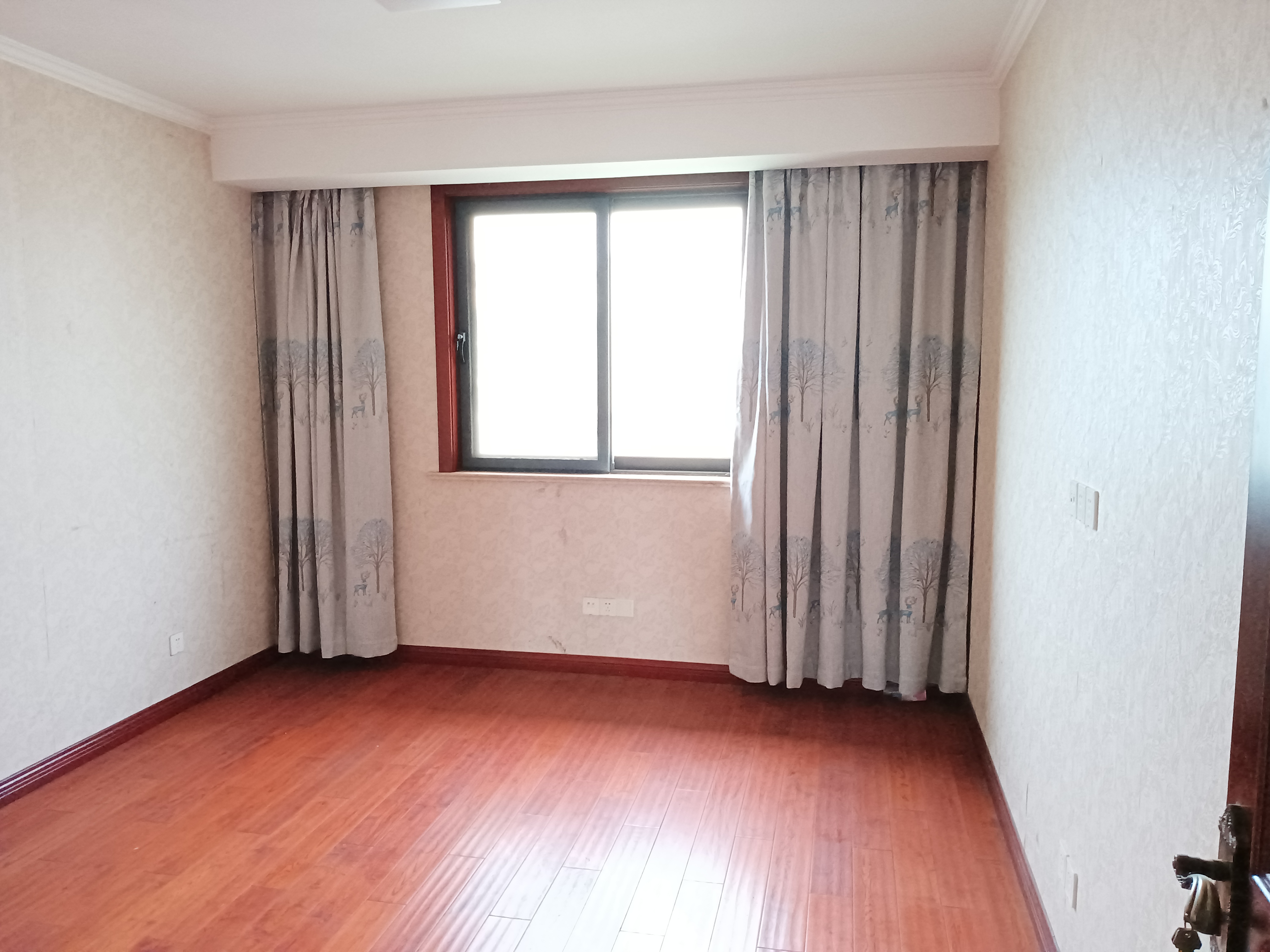 高迪晶城 3室2厅1卫 155m&sup2;