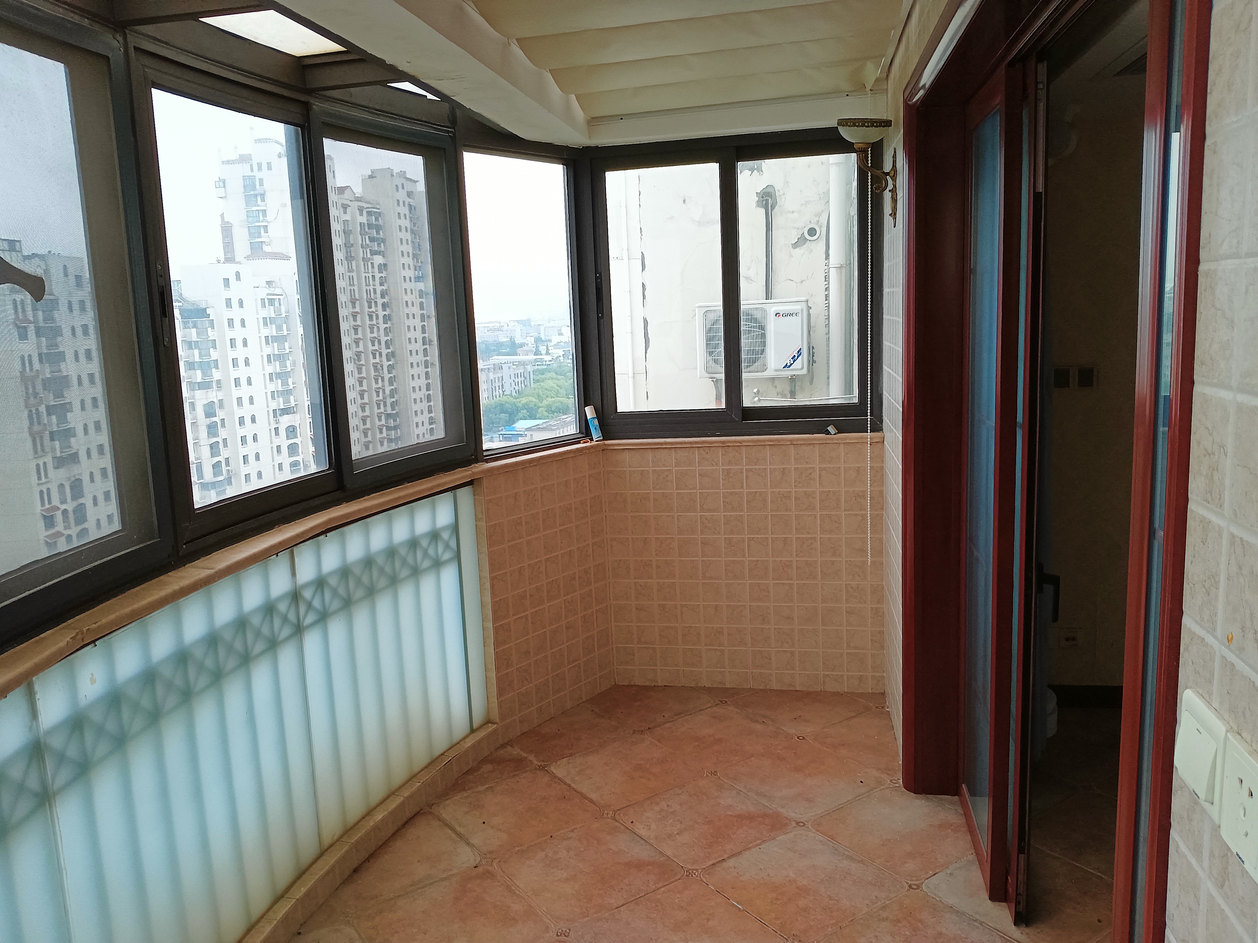 高迪晶城 3室2厅1卫 155m&sup2;