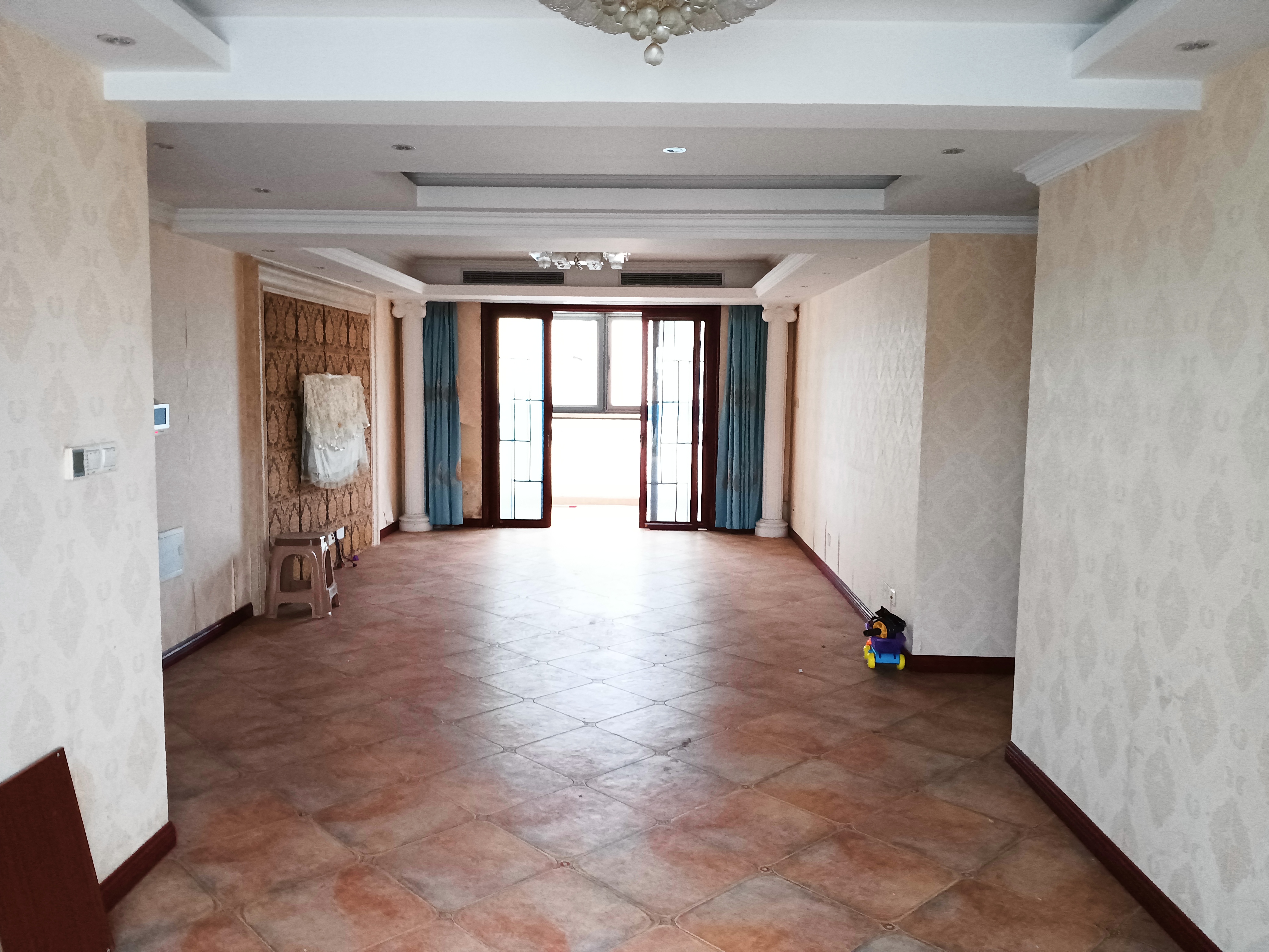 高迪晶城 3室2厅1卫 155m&sup2;