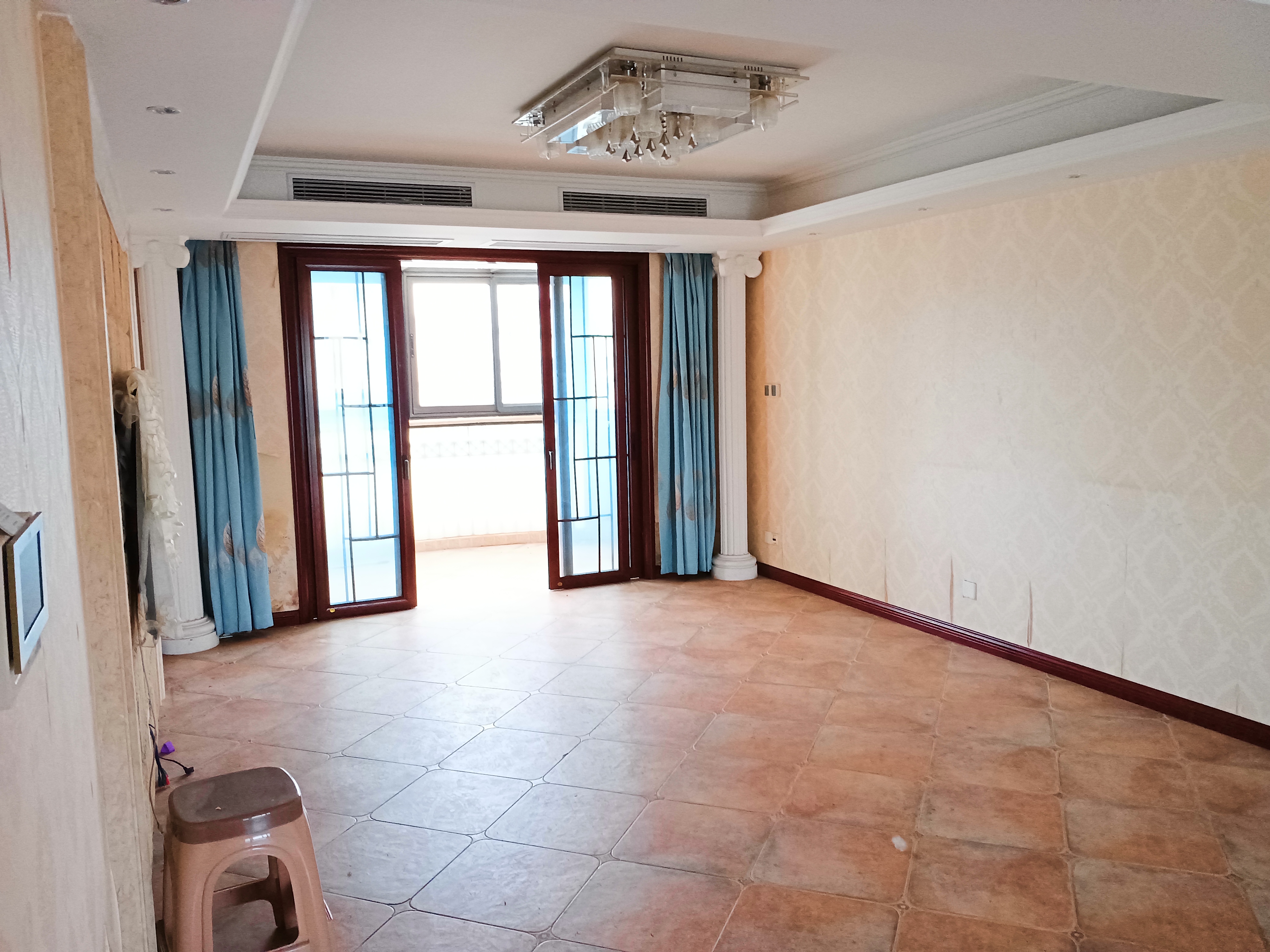 高迪晶城 3室2厅1卫 155m&sup2;